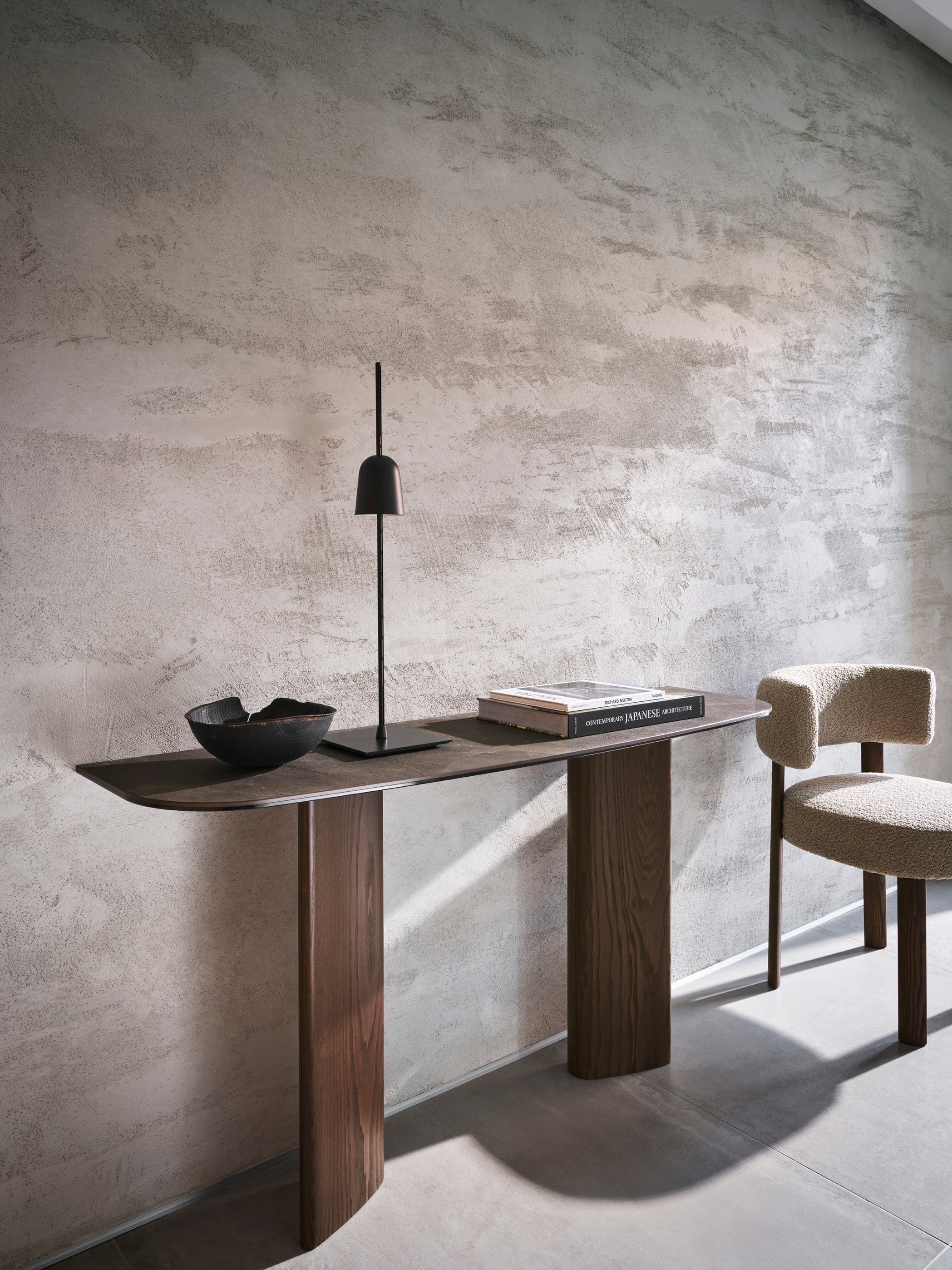 Konsola SANDY černá keramika s ořechovým podstavcem