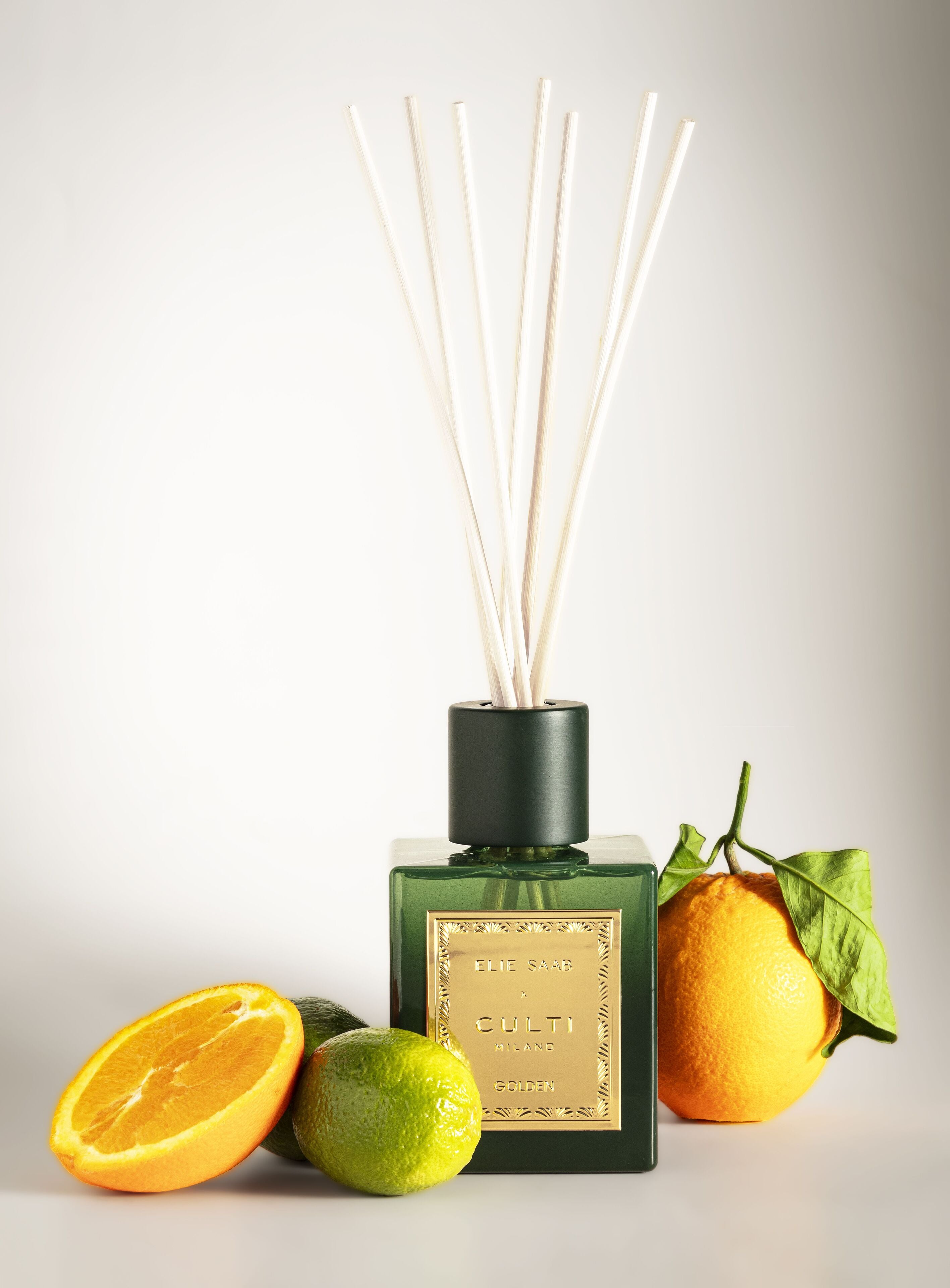 Aromatický difuzér GOLDEN s tóny hořkého pomeranče, mandarinky, zázvoru, pomerančových květů a cedru.