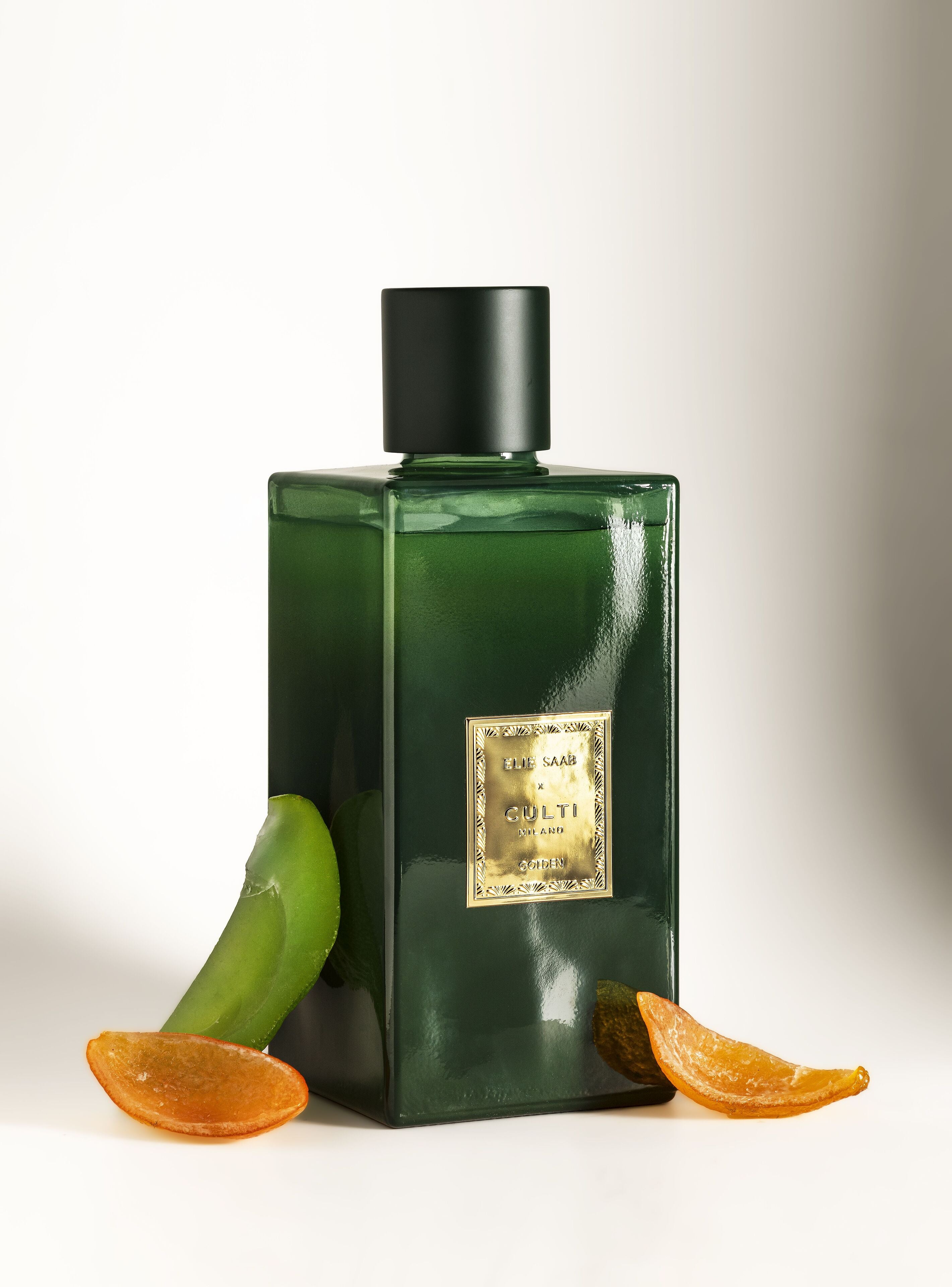 Aromatický difuzér GOLDEN s tóny hořkého pomeranče, mandarinky, zázvoru, pomerančových květů a cedru.
