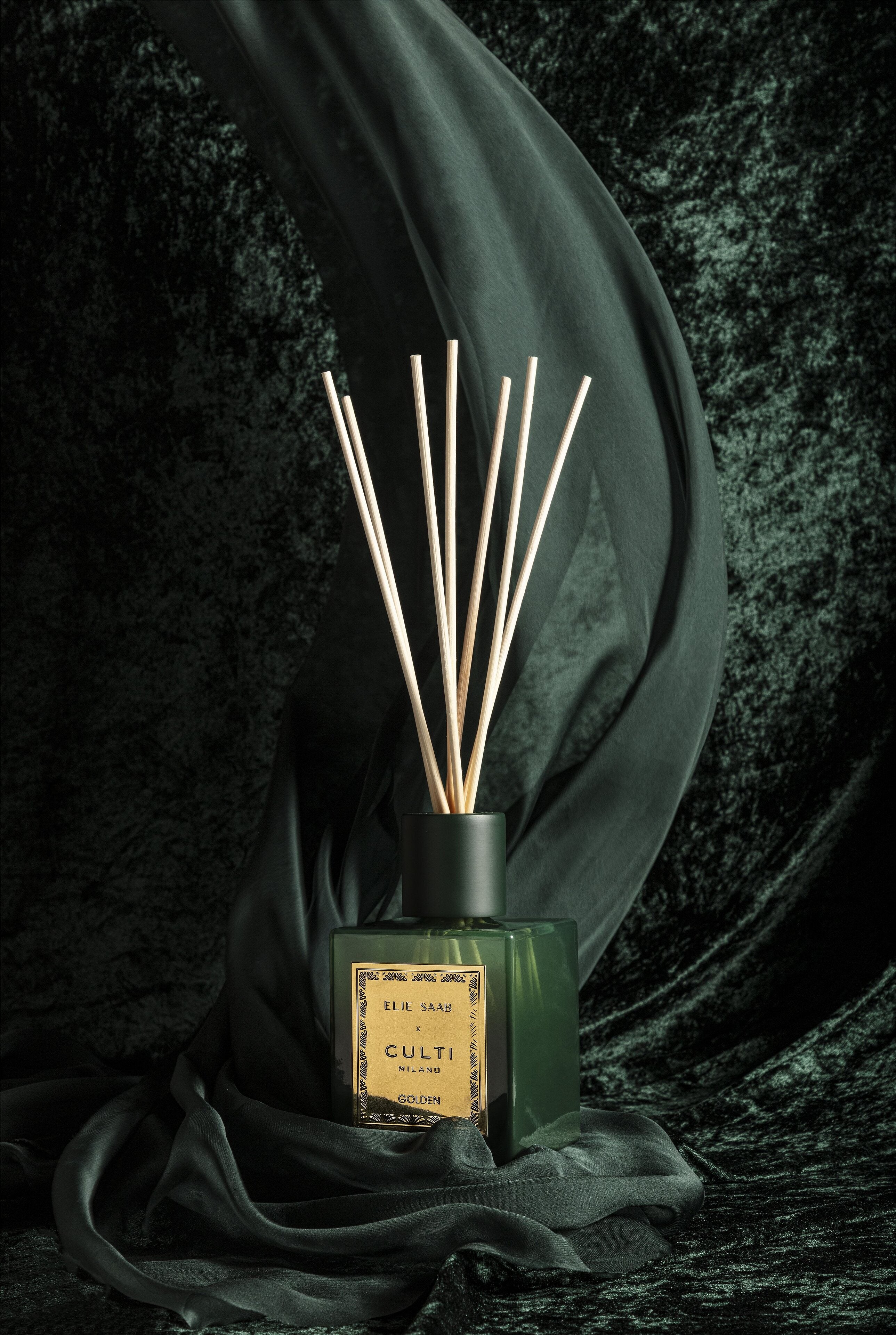 Aromatický difuzér GOLDEN s tóny hořkého pomeranče, mandarinky, zázvoru, pomerančových květů a cedru.