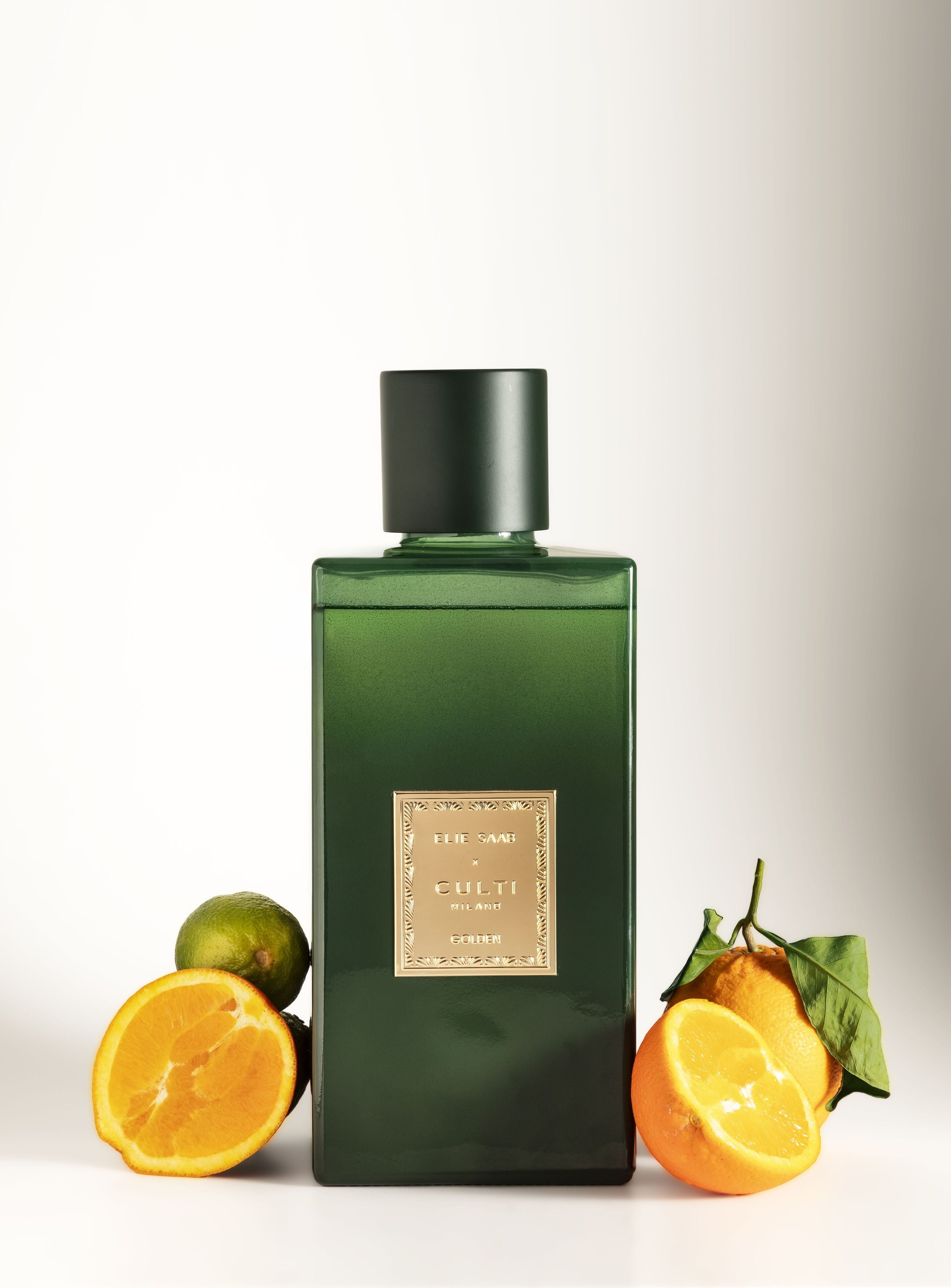 Aromatický difuzér GOLDEN s tóny hořkého pomeranče, mandarinky, zázvoru, pomerančových květů a cedru.