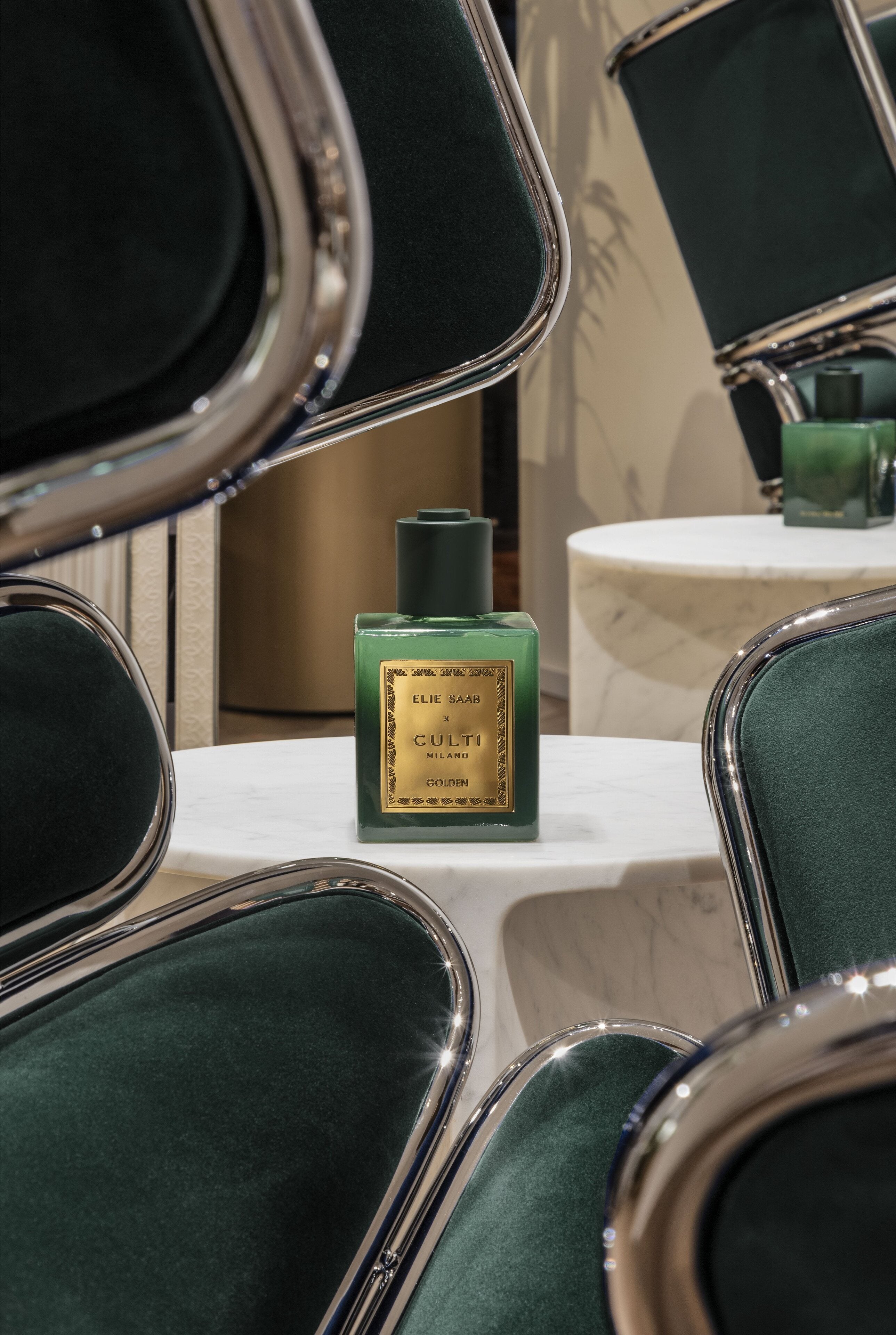 Aromatický difuzér GOLDEN s tóny hořkého pomeranče, mandarinky, zázvoru, pomerančových květů a cedru.