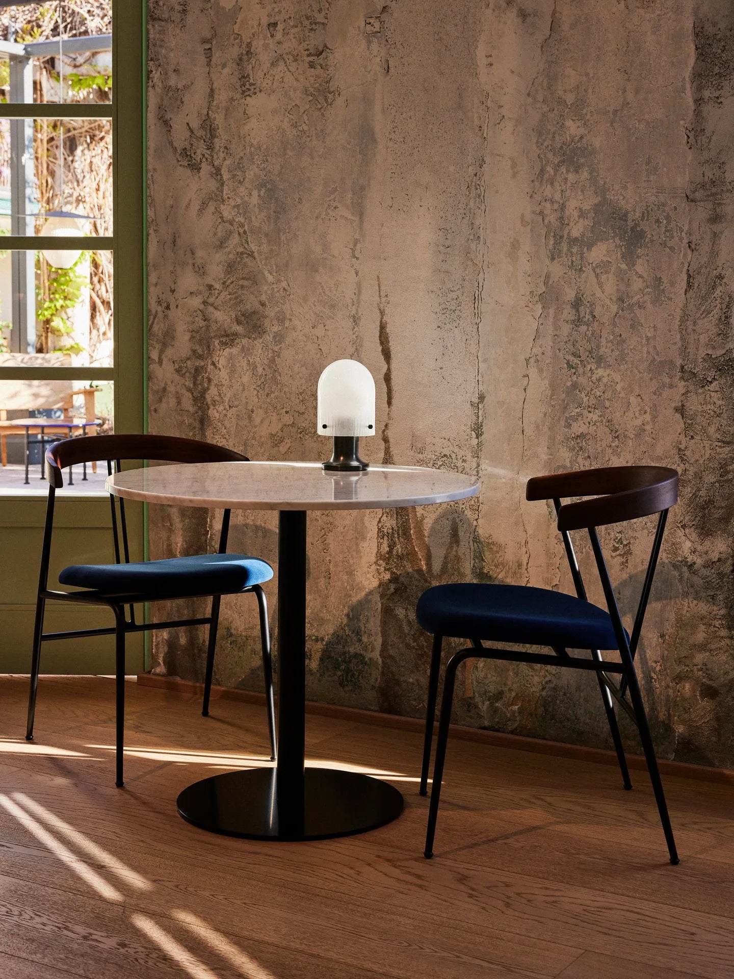 Kulatý stůl 1.0 černý mramor s černým podstavcem