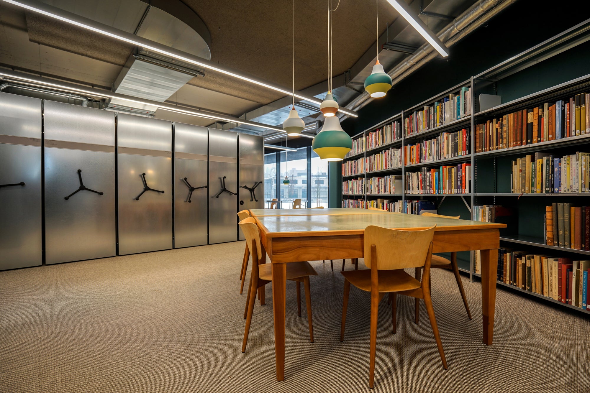 Závěsné svítidlo CIRQUE žlutozelenomodré s červeným koncem