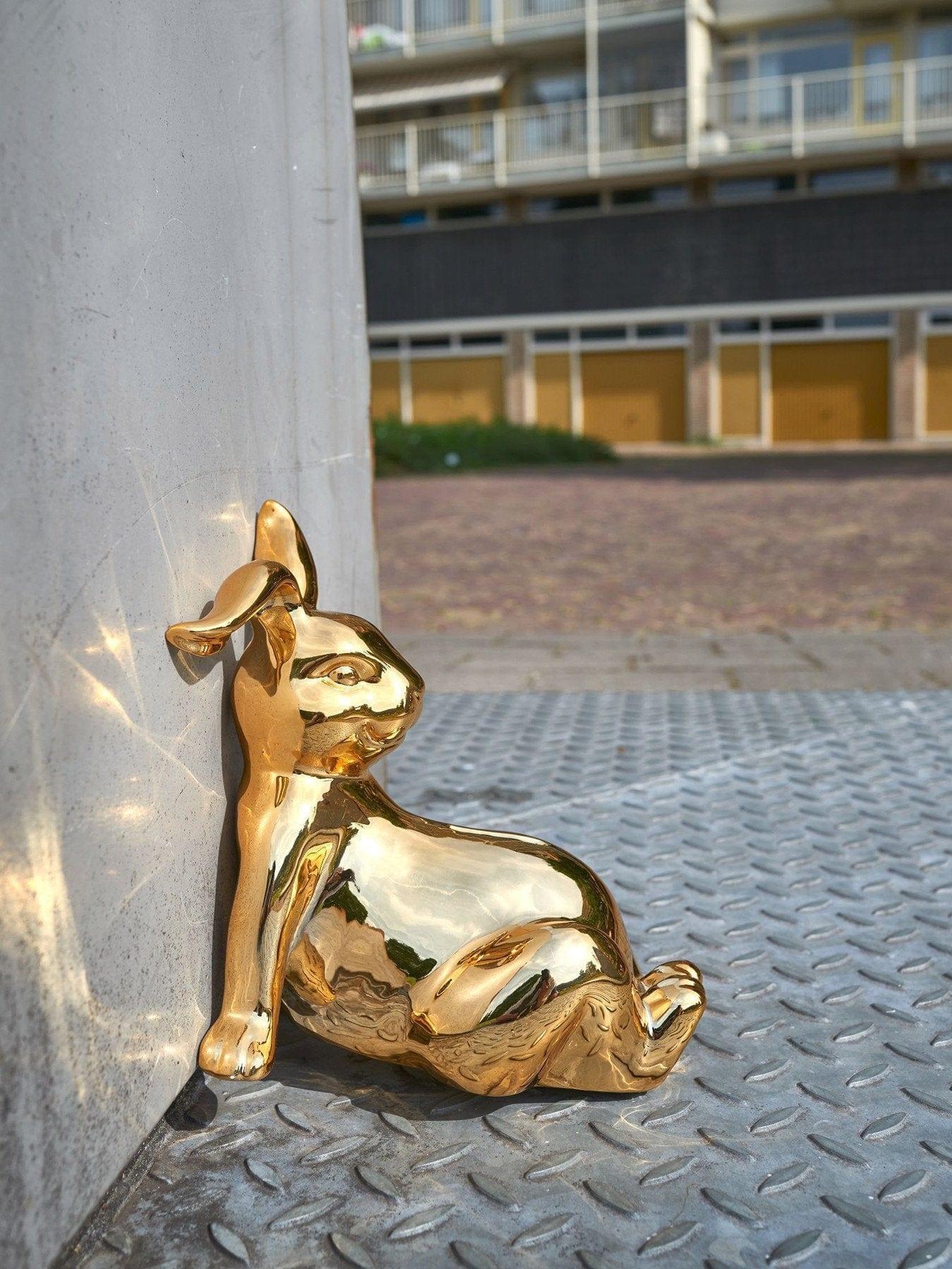 Dekoracyjna skarbonka BUNNY BELLY złoty Pols Potten Eye on Design