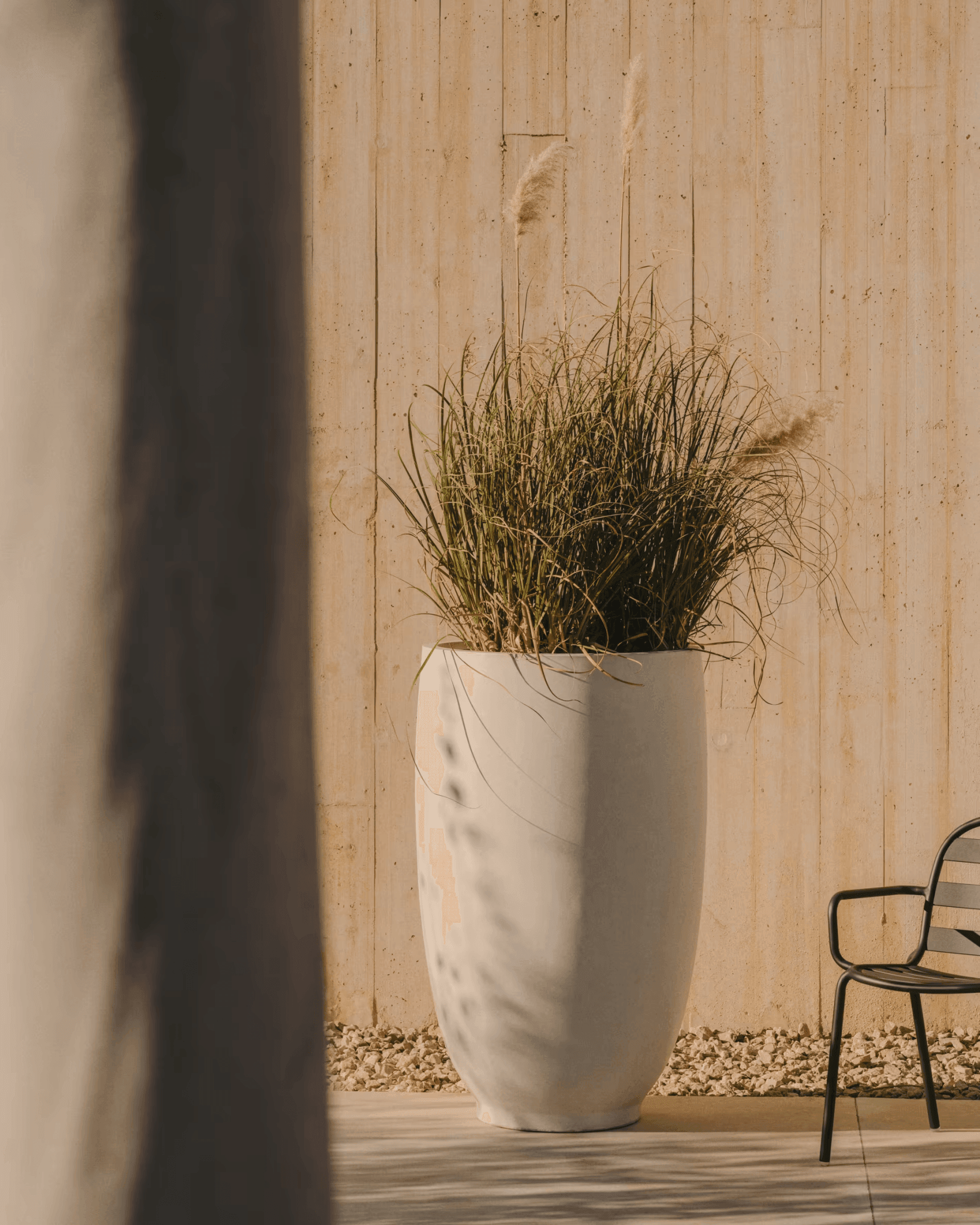 Donica ogrodowa smukła AIGUABLAVA biały cement La Forma Eye on Design