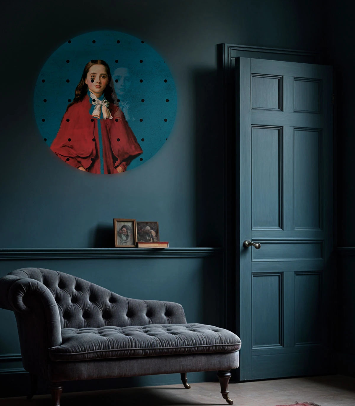 Nástěnná malba ve tvaru kruhu DOTS - DÍVKA V ČERVENÉ modrá s červenou