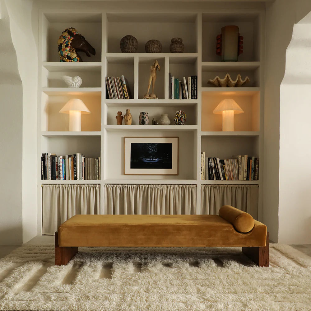 Ležanka v hořčičkovém sametu