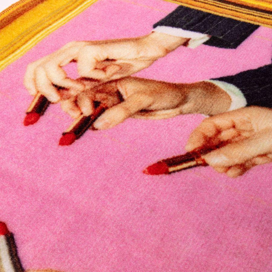 Dywan LIPSTICK różowy ze złotą ramą Seletti Eye on Design