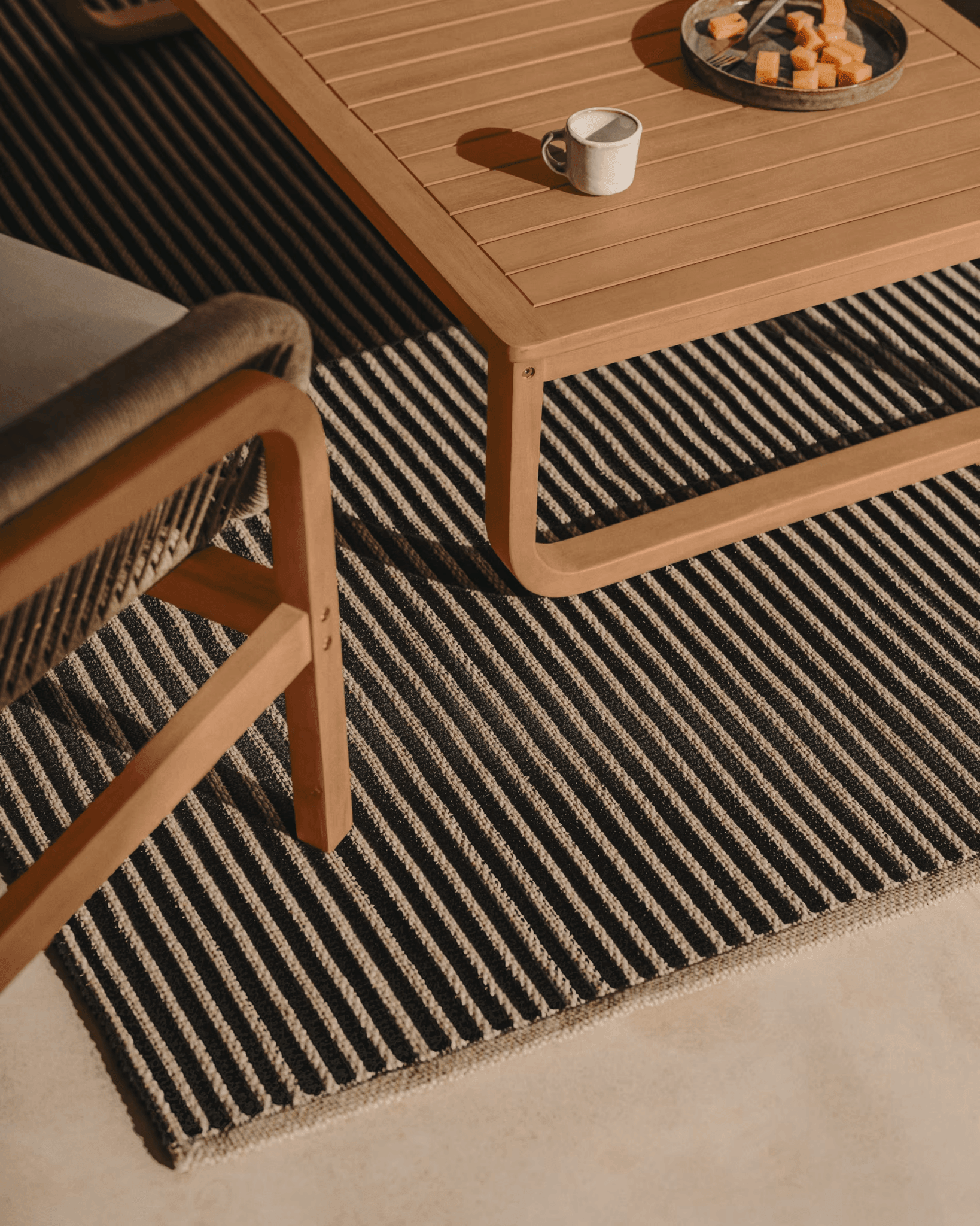 Dywan zewnętrzny SATANCA beżowo-czarny La Forma Eye on Design