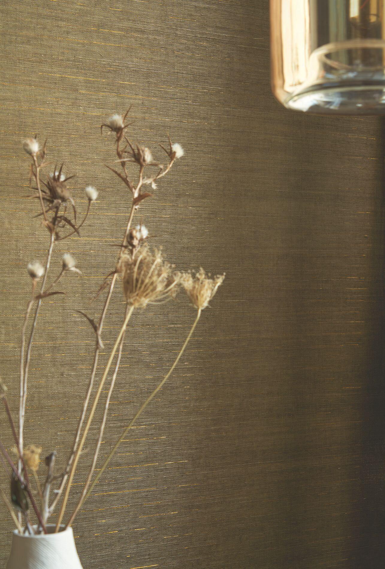 Tapeta strukturovaná přírodní napodobující listy agávy STRIATA - KAKI/OR khaki s hnědou