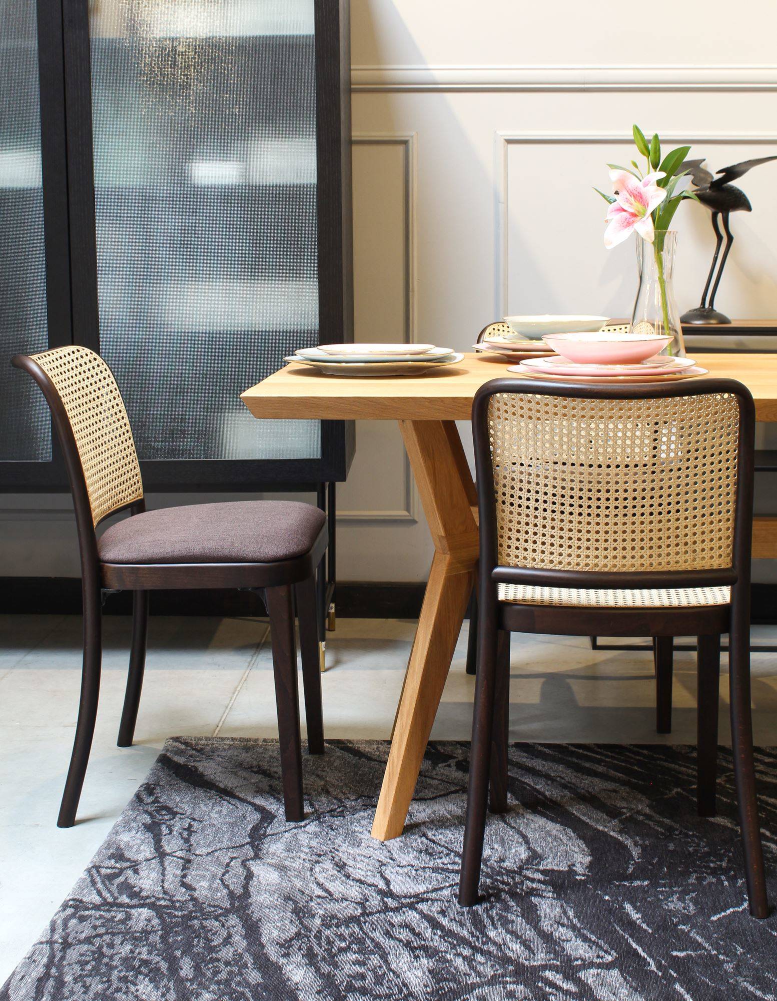 Křeslo s područkami B-811 bukové dřevo