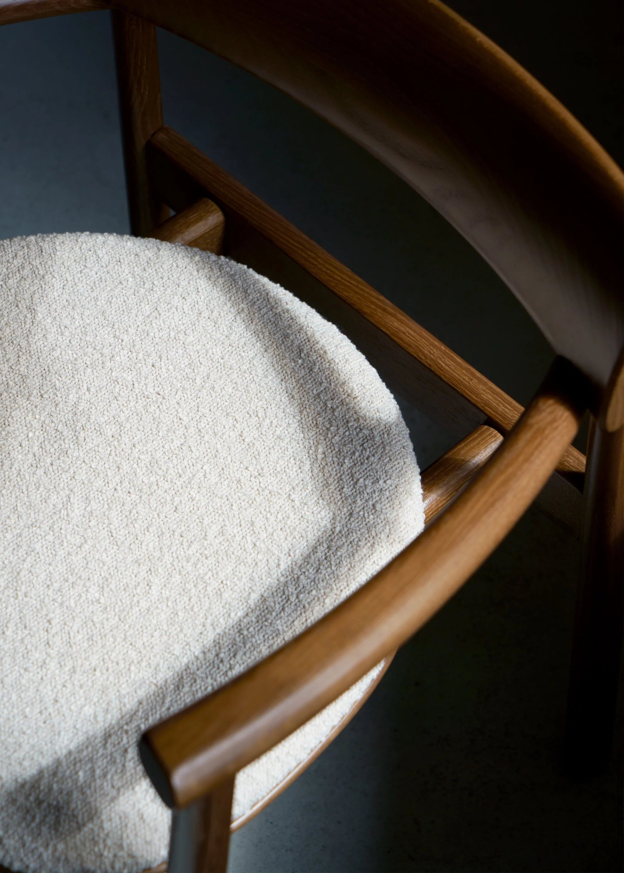 ELIPSA SOFT Chair dark oak wood with sandy bouclé