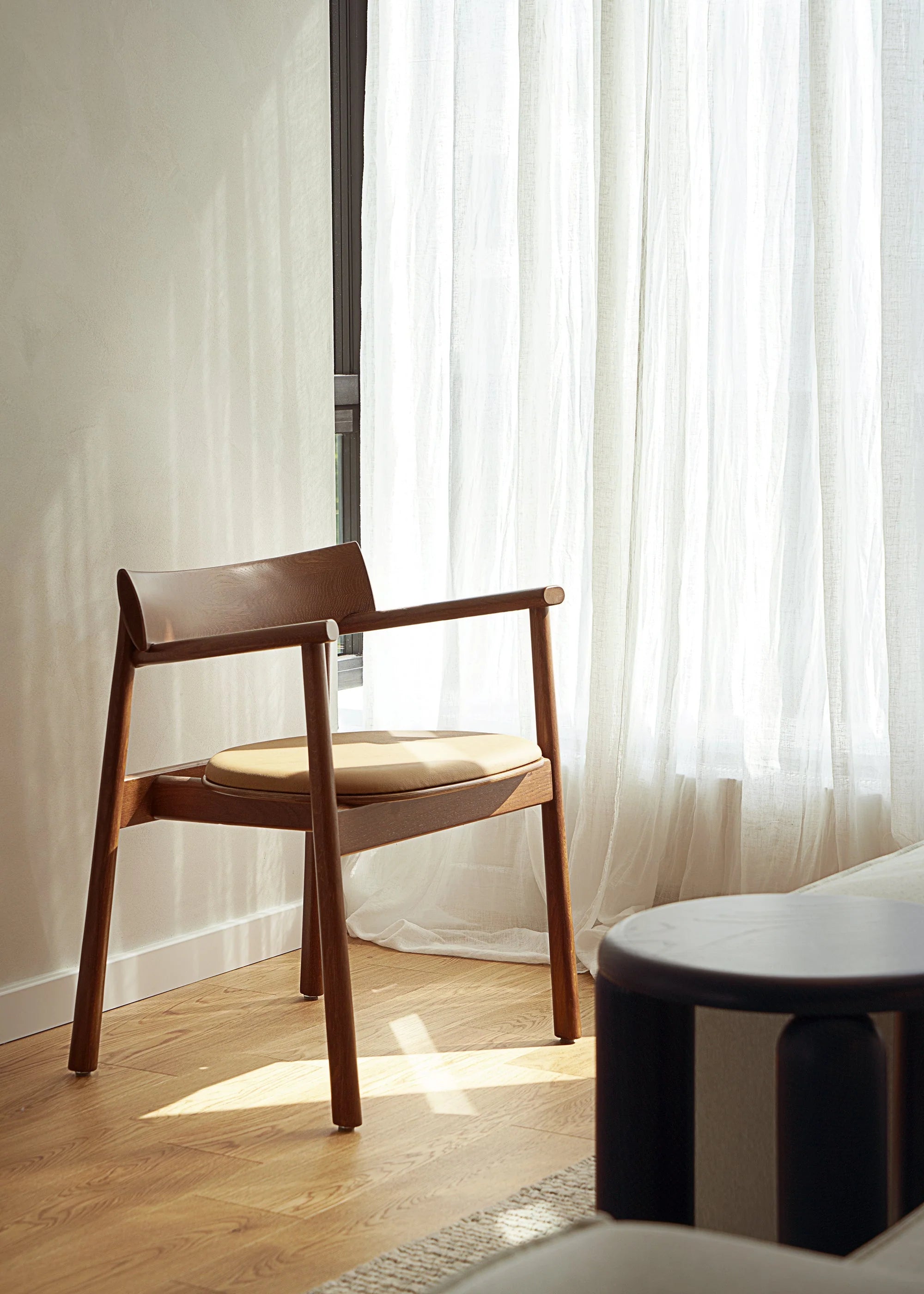 Židle ELIPSA SOFT tmavé dubové dřevo s hnědou kůží