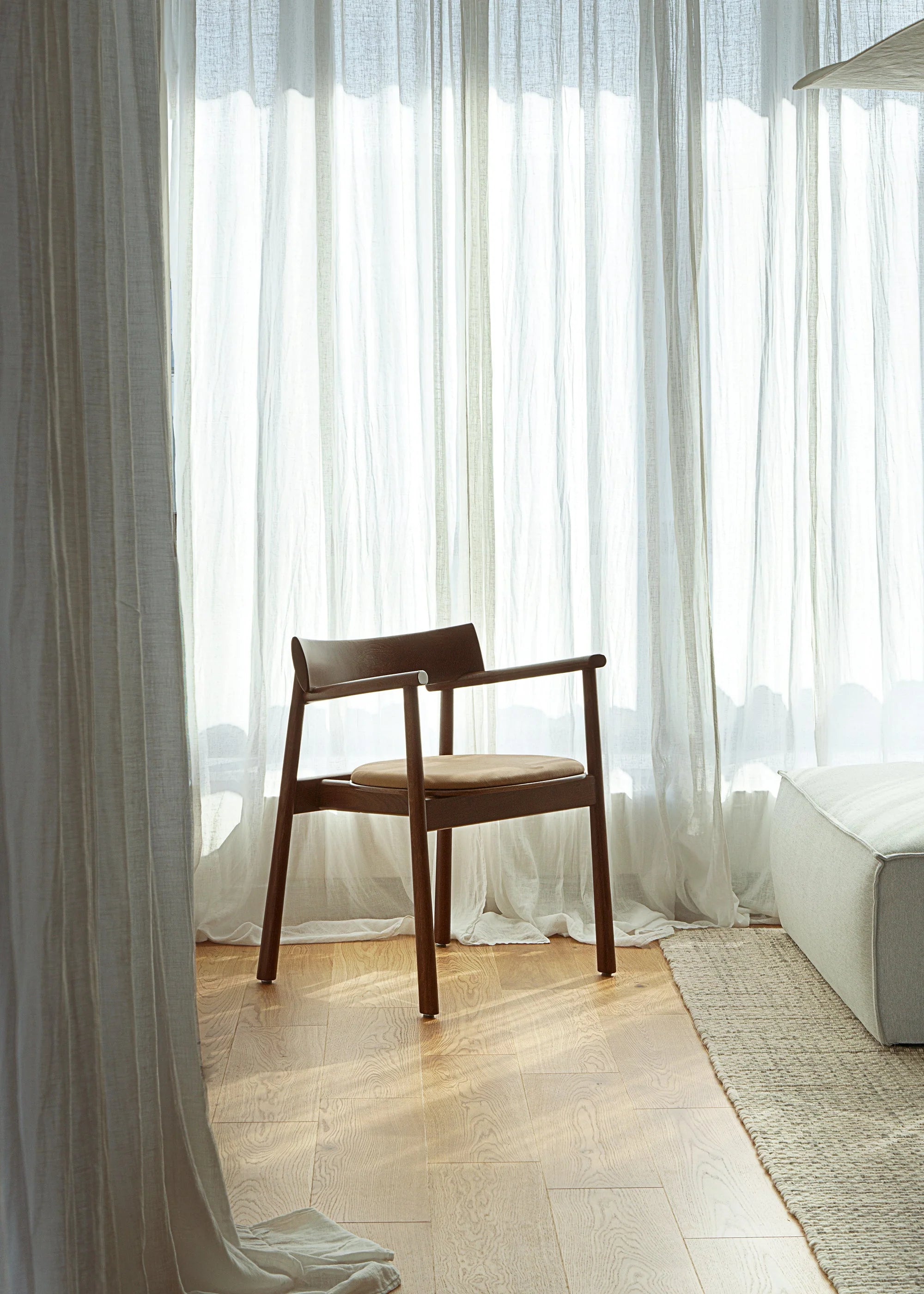 Židle ELIPSA SOFT tmavé dubové dřevo s hnědou kůží