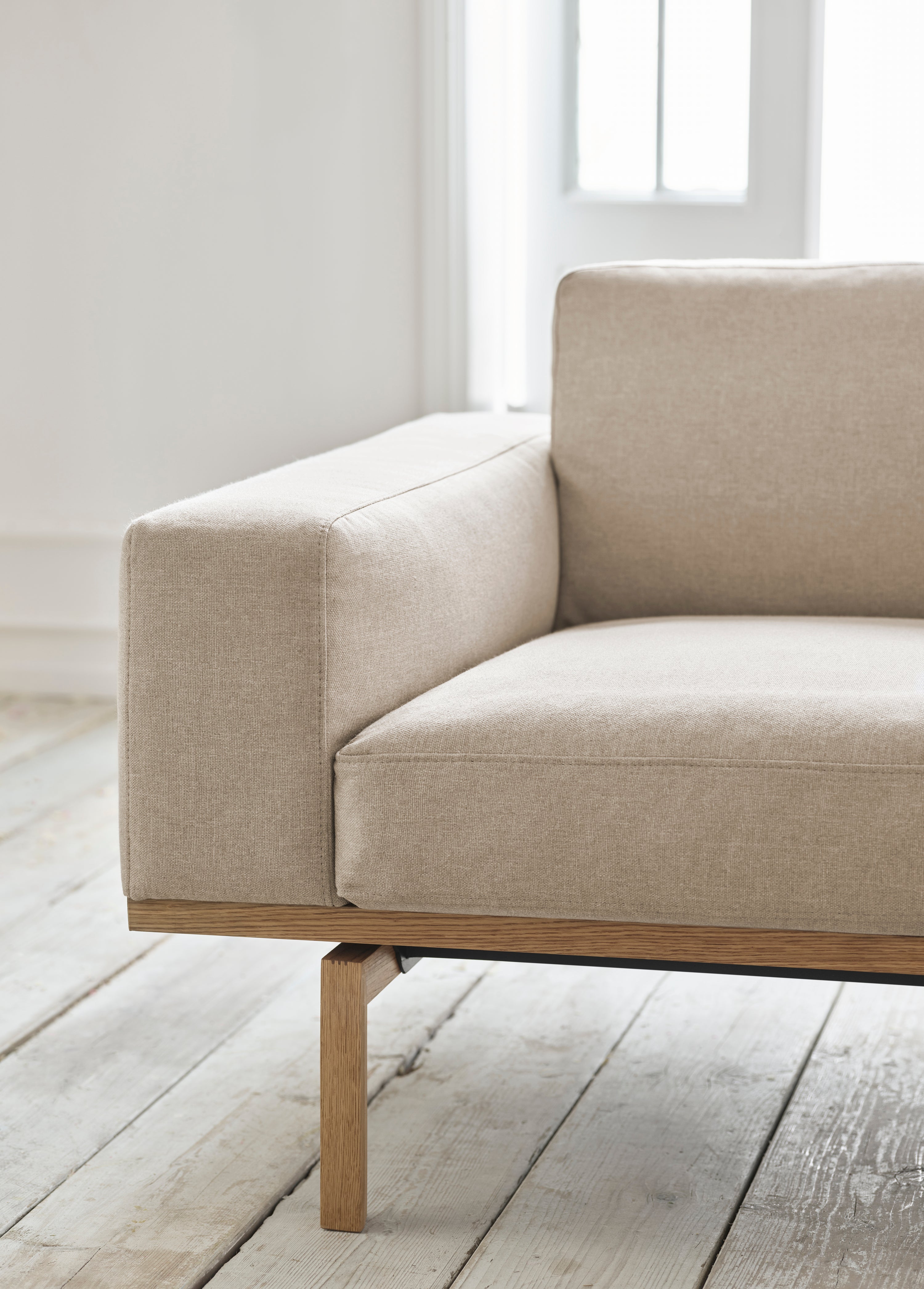 Sofa pro 2 osoby ELTON s podstavou z běleného dubového dřeva