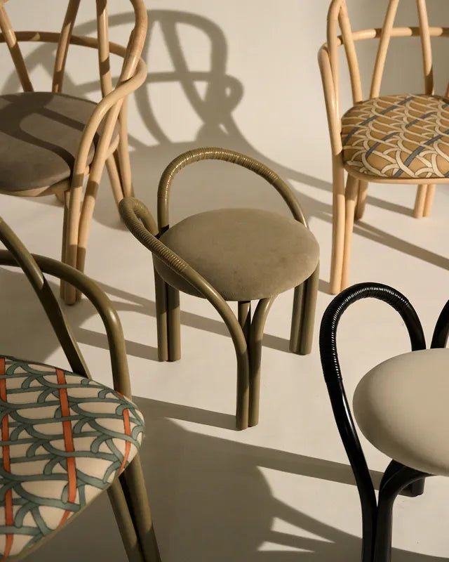 Čalouněné křeslo BISTRA s podstavou z ratanového ebenového dřeva