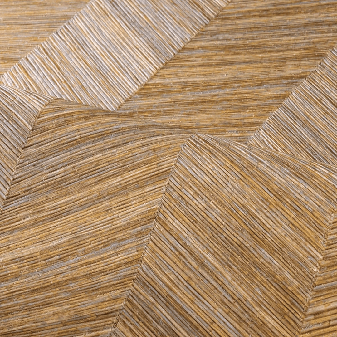 Strukturovaná geometrická tapeta napodobující dřevo s vzorem rybí kosti OCOTEA - OCRE medová