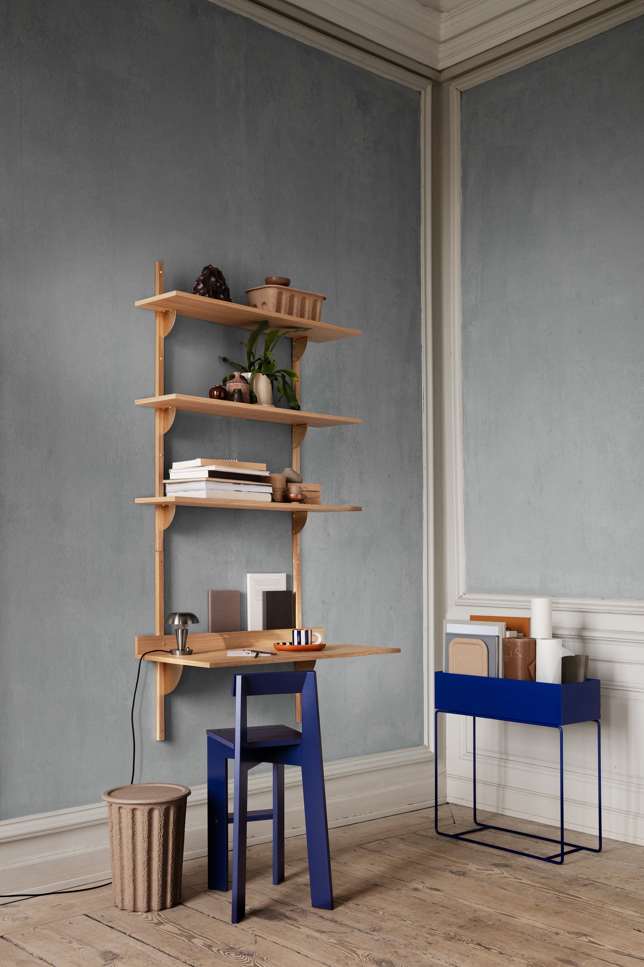 SECTOR WIDE shelf in oak veneer with a brass finish