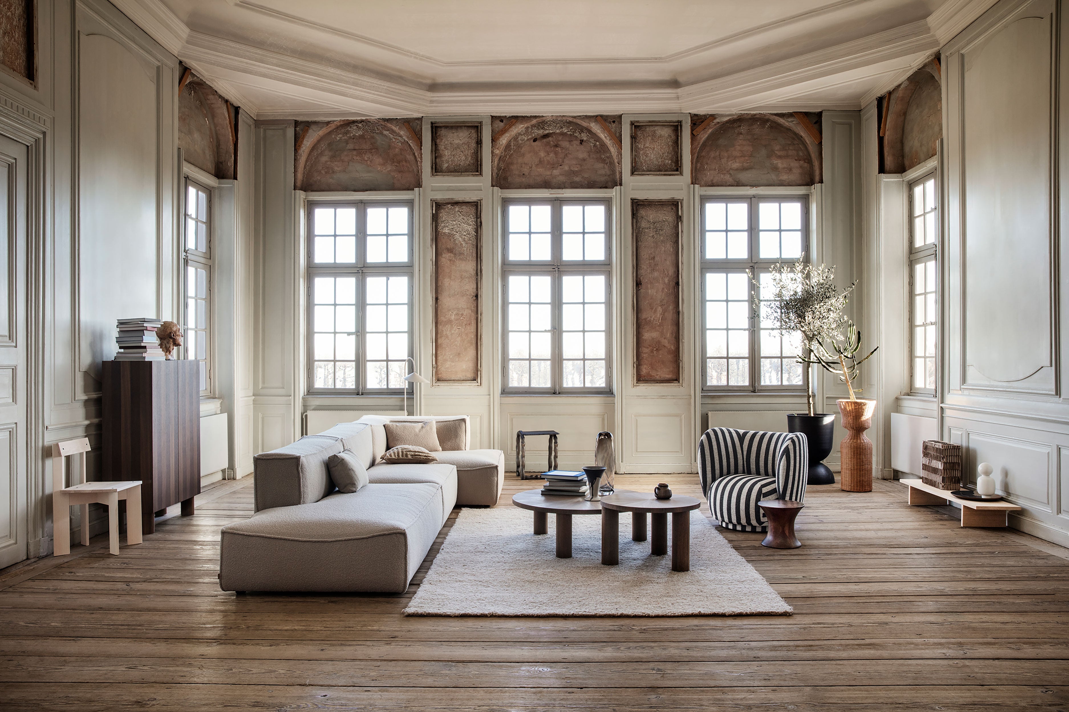 RICO LOUNGE Louisiana Black Swivel Armchair with Sand Accents