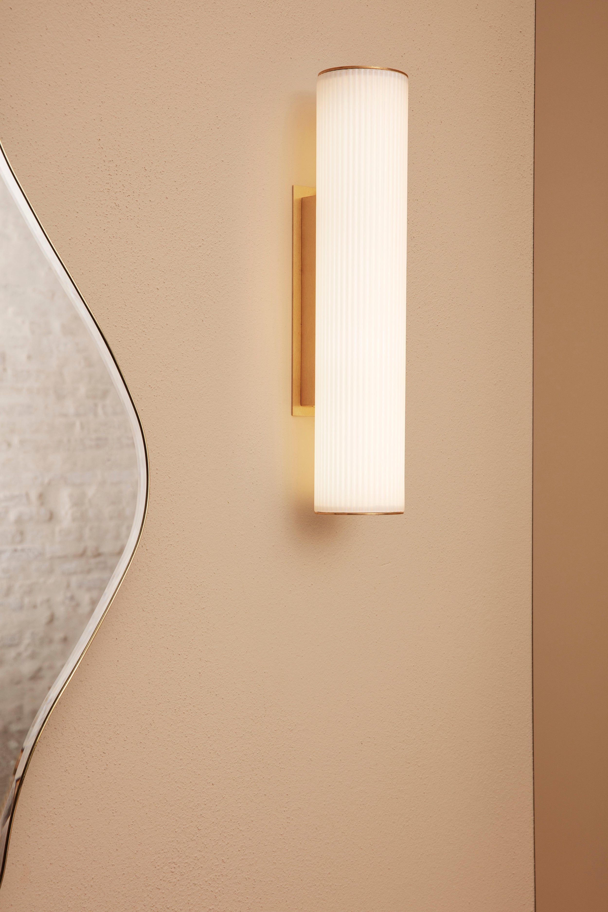 VUELTA wall lamp in white with brass finish