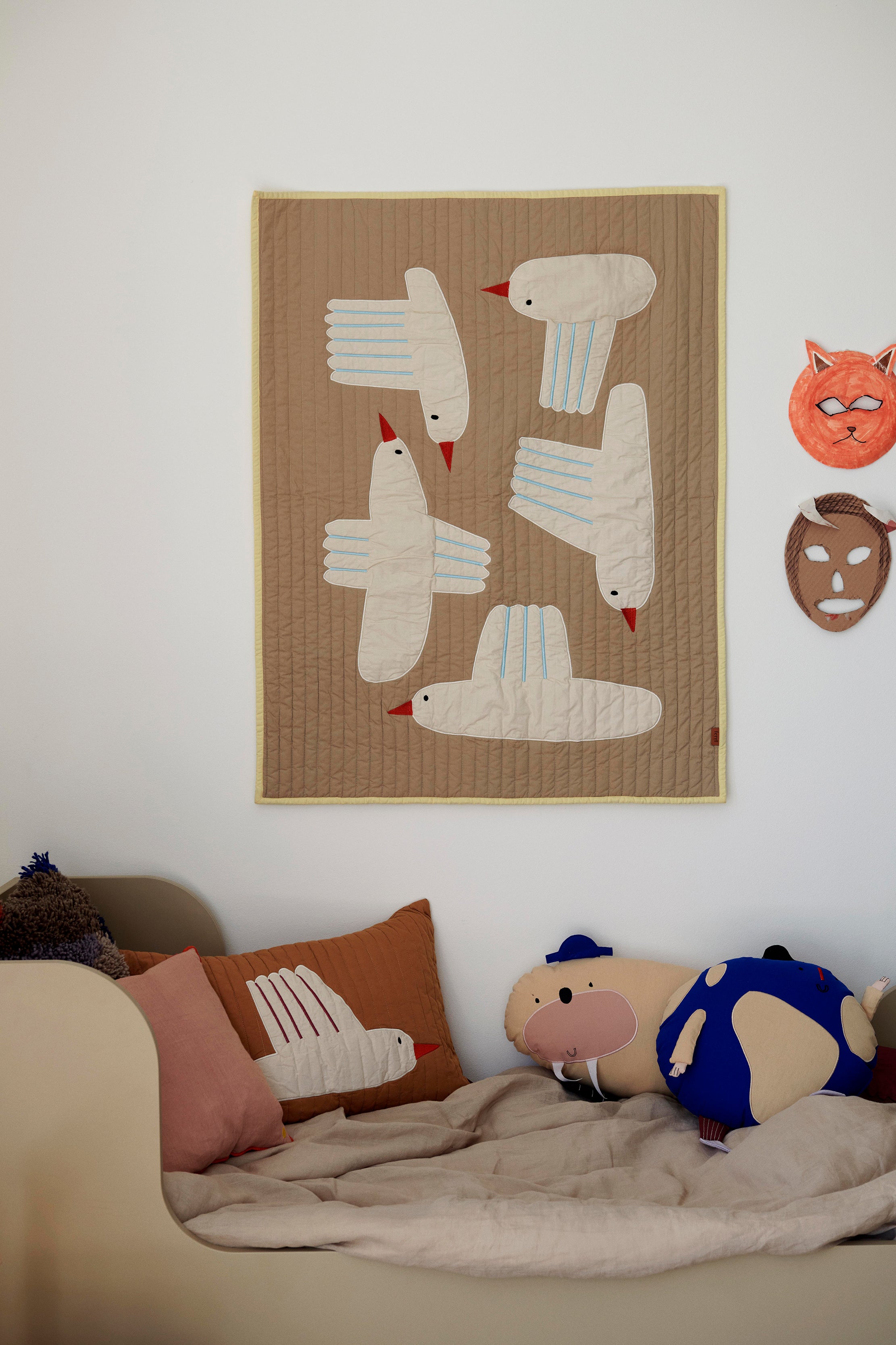 Pohovkový polštář BIRD QUILTED světle hnědý s bílou