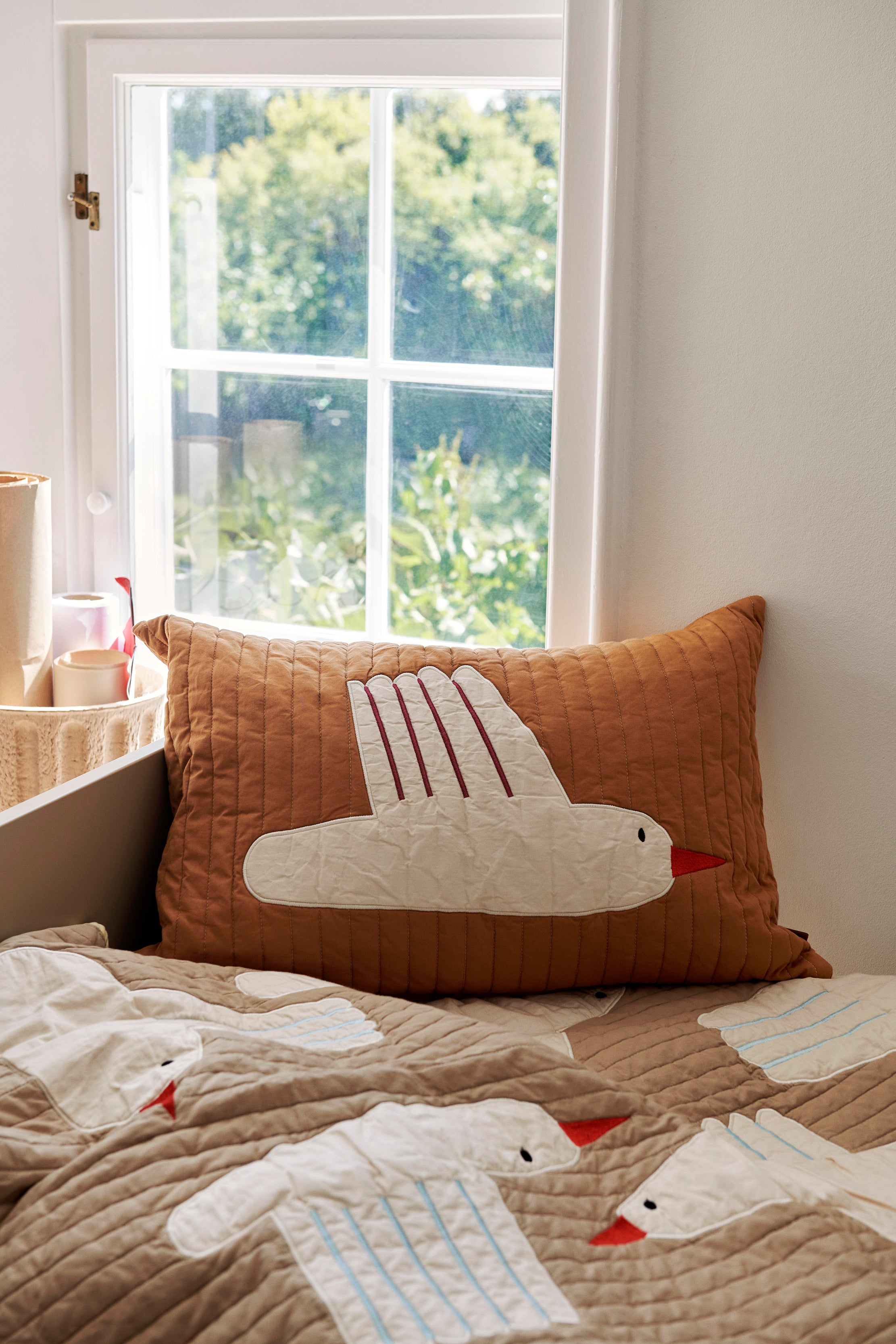 Pohovkový polštář BIRD QUILTED světle hnědý s bílou