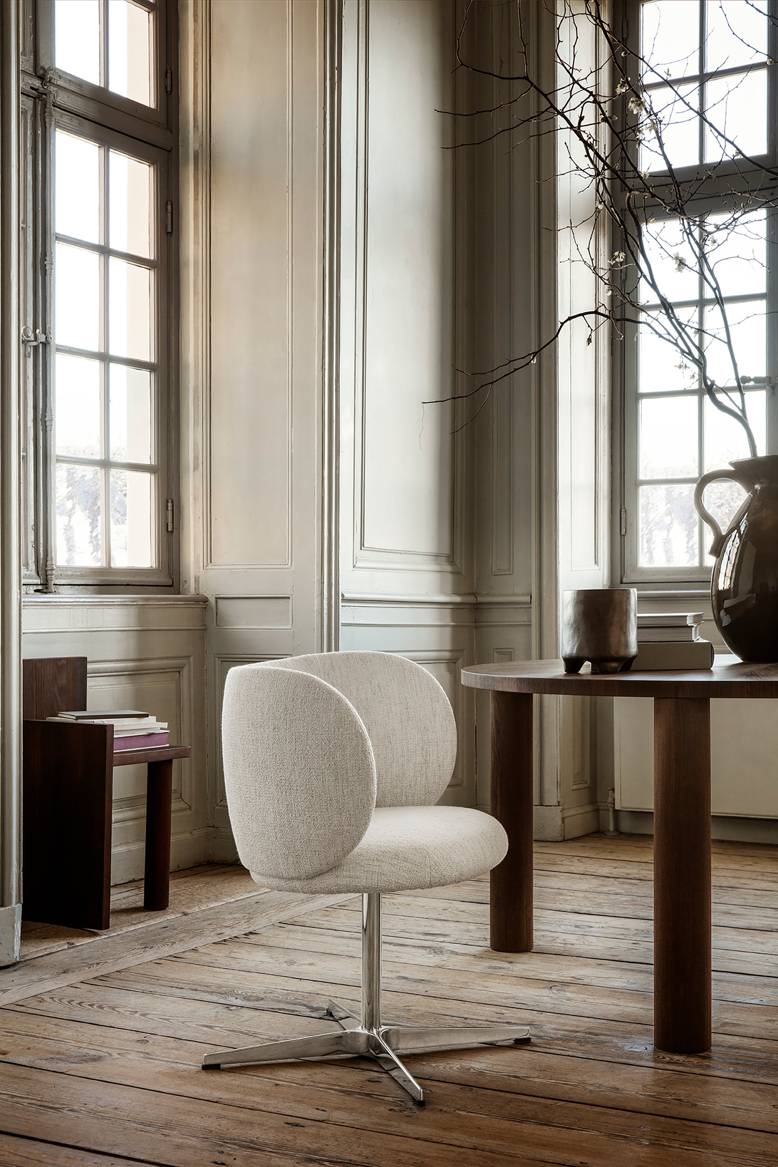 Rotary chair with Rico Bouclé armrests broken white