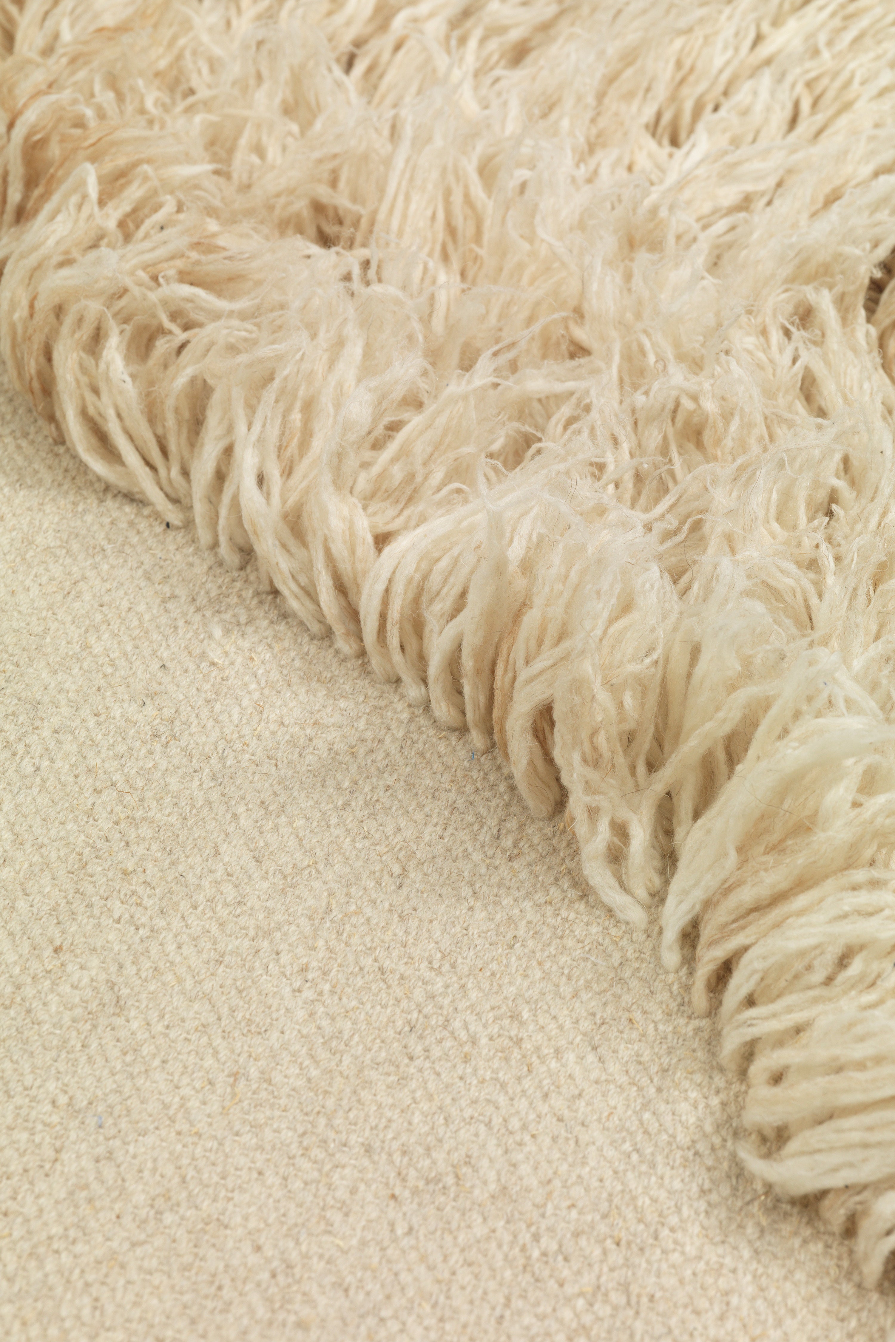 Oval rug NORTE broken white with long pile