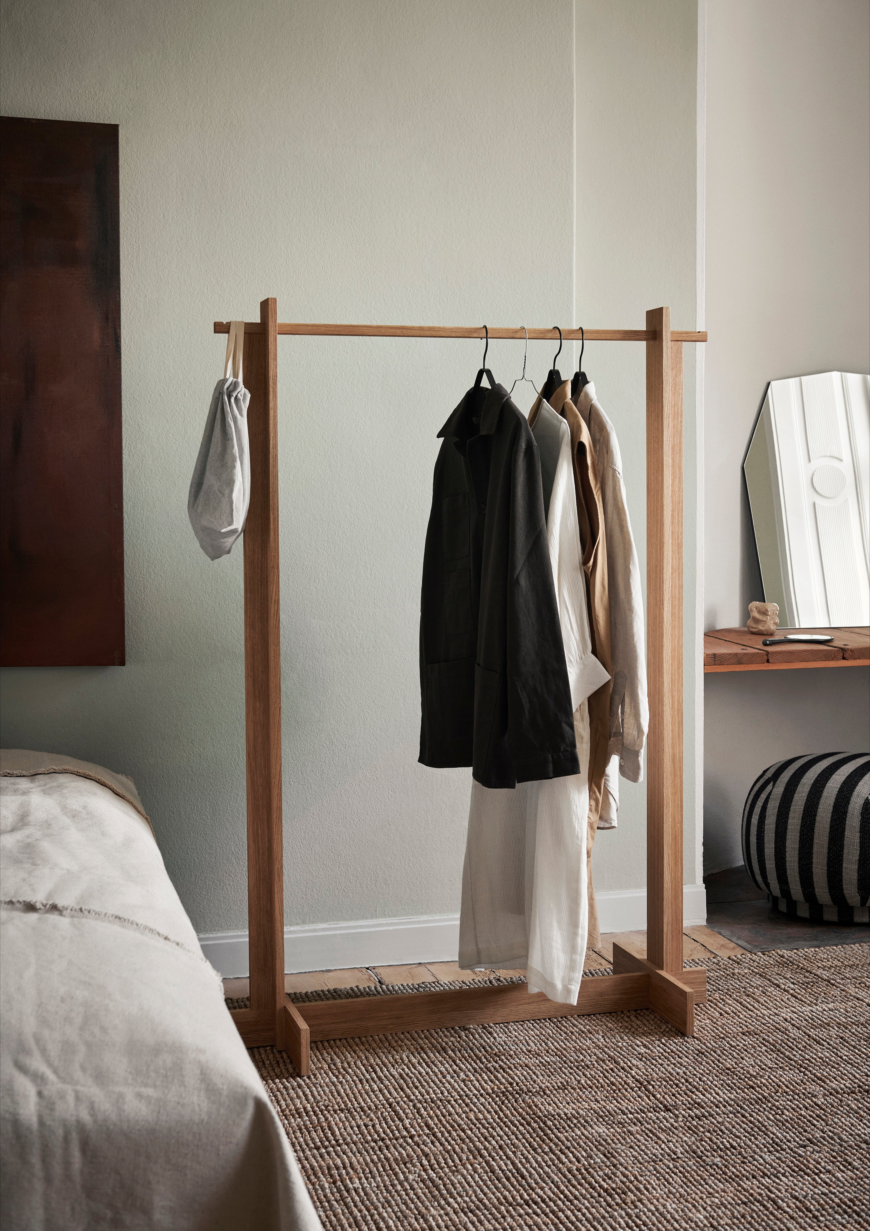 Stojan na oblečení BRIDGE CLOTHES RACK dřevěný dub