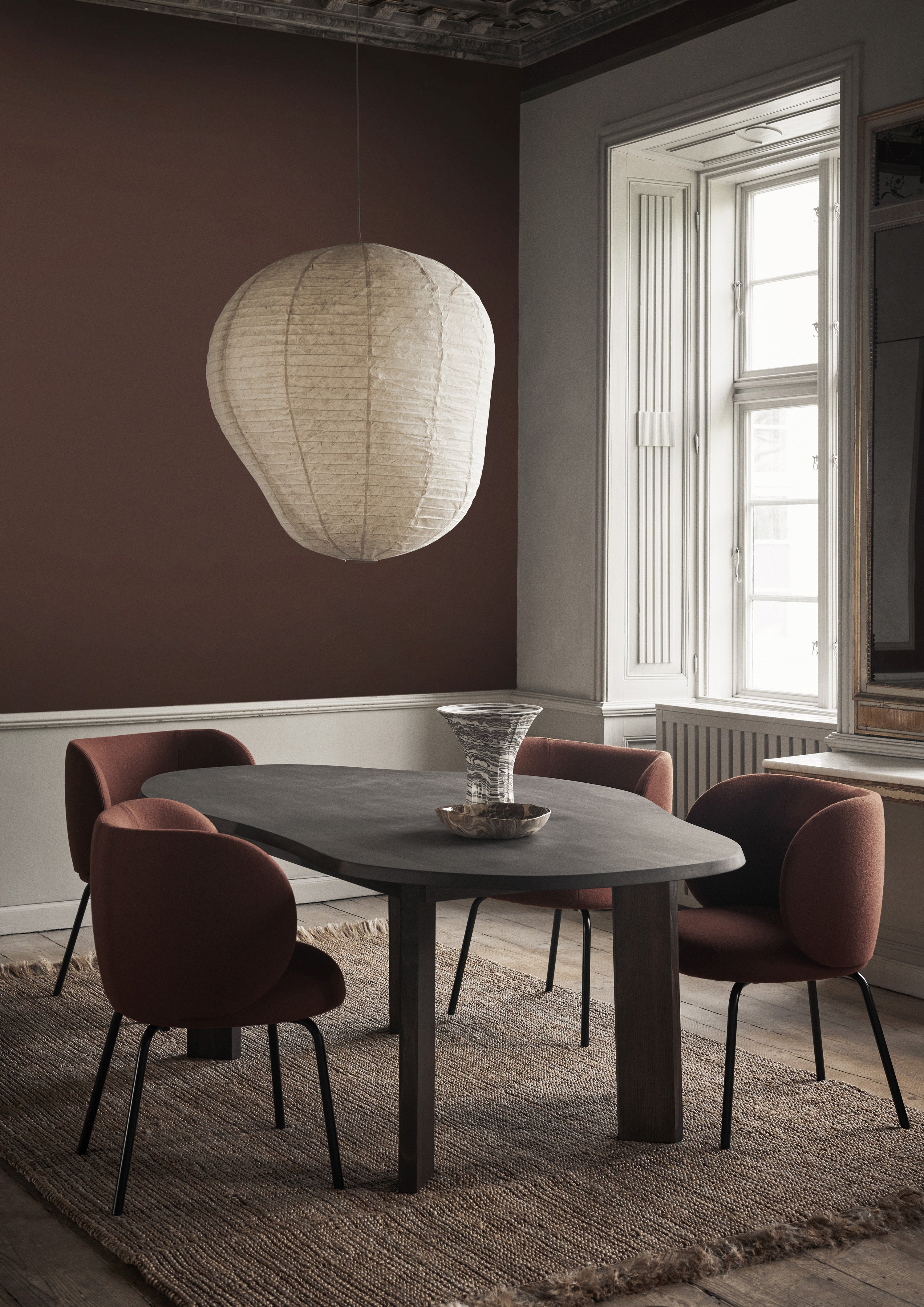Chair with armrests Rico grain caramel with a black base
