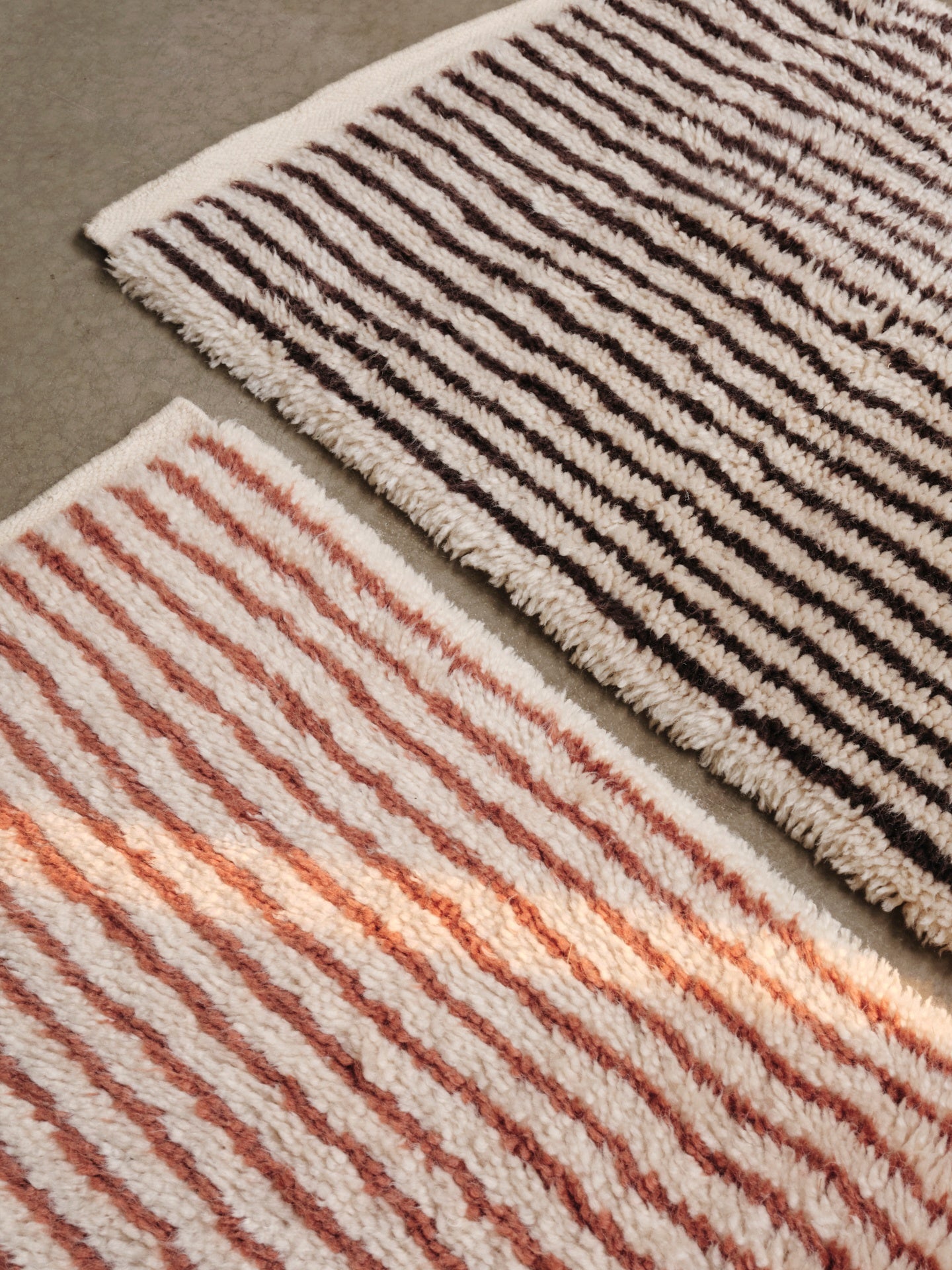 KAMI KNOTTED brown rug with long pile and beige