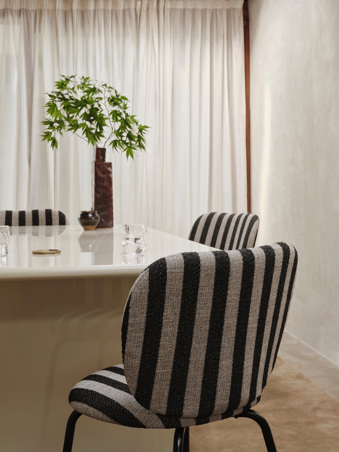 Židle RICO Louisiana černobílá s černým podstavcem