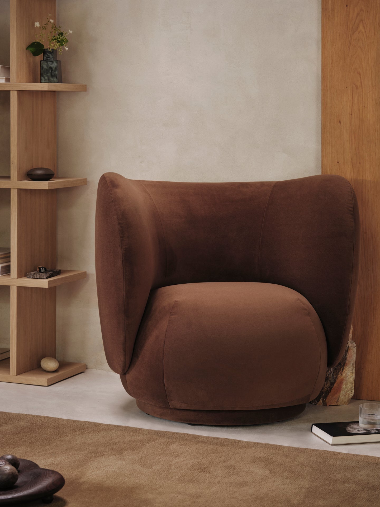 RICO LOUNGE Armchair Rich Velvet brown