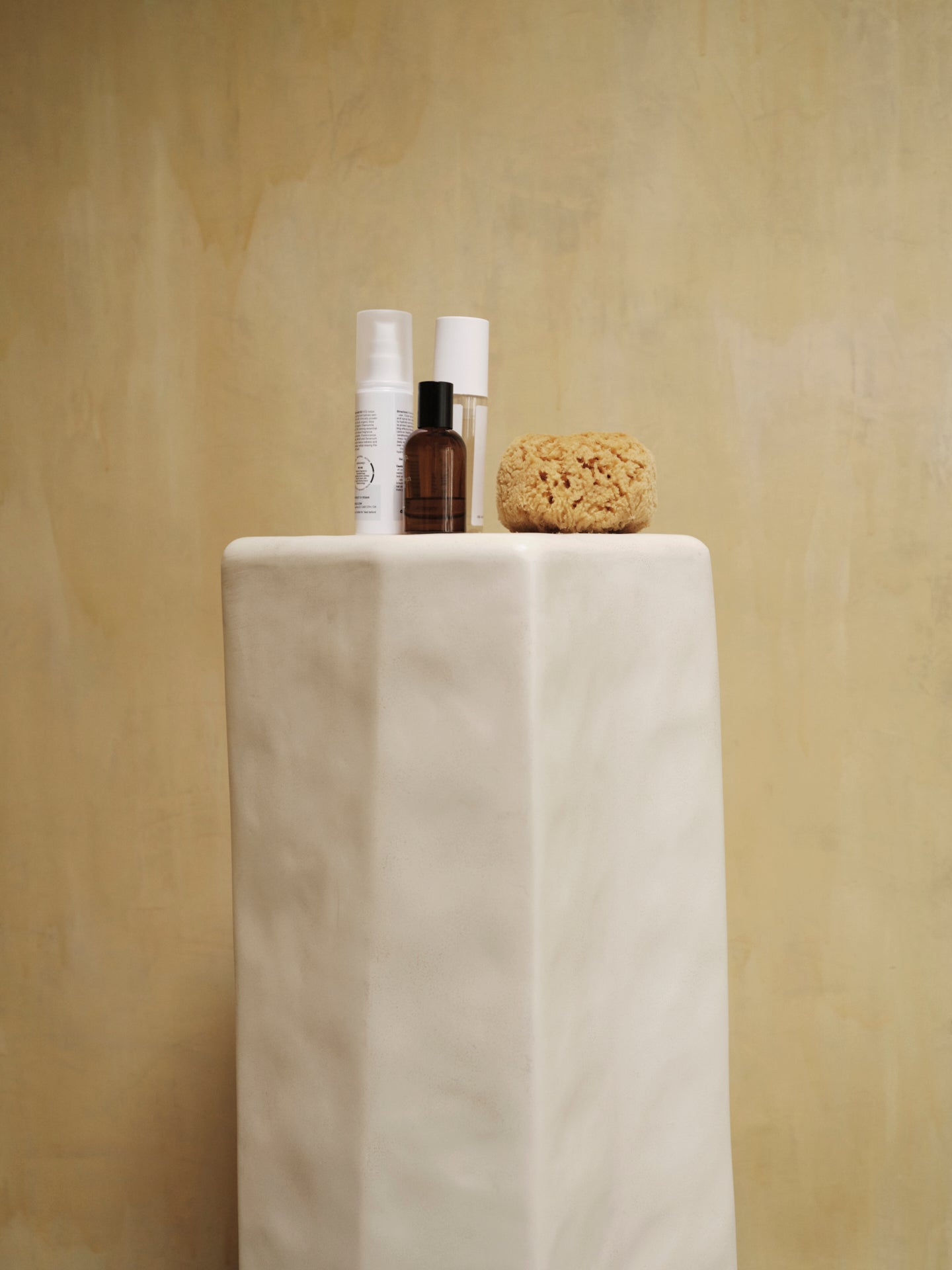 Boční stolek STAFFA zlomená bílá