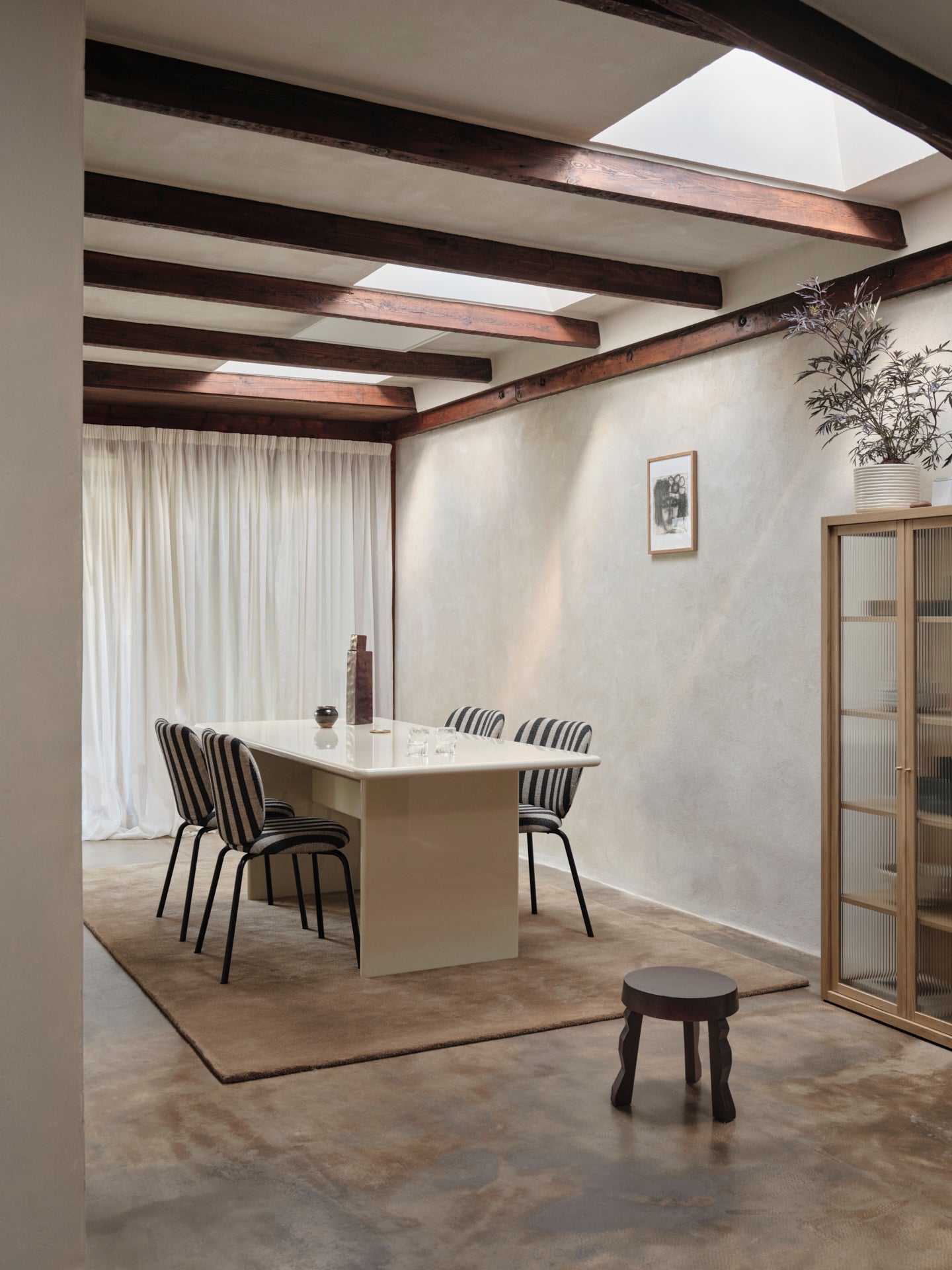 Křeslo RICO Louisiana pískové s lámavou bílou a černým podstavcem