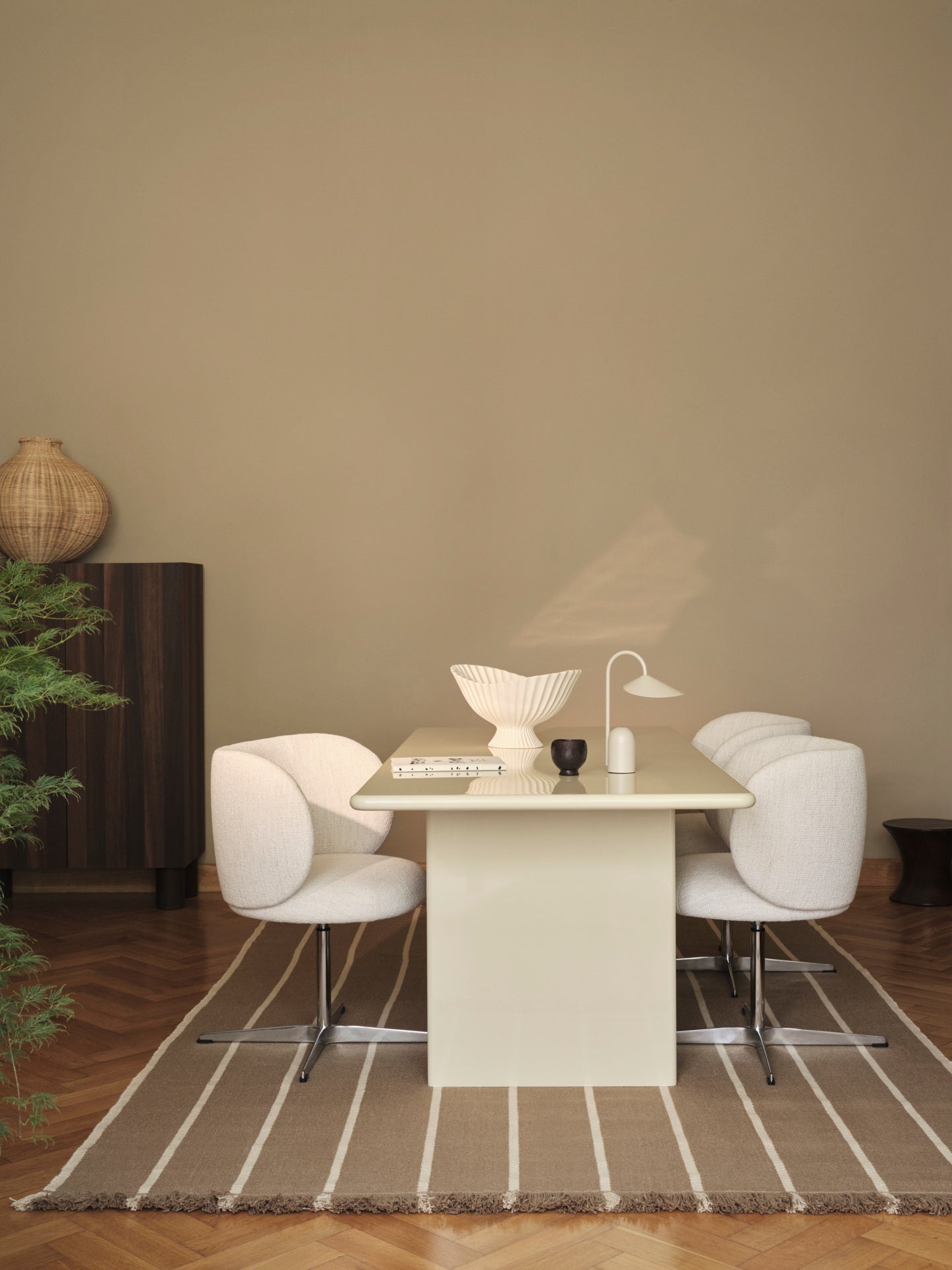 Rotary chair with Rico Bouclé armrests broken white