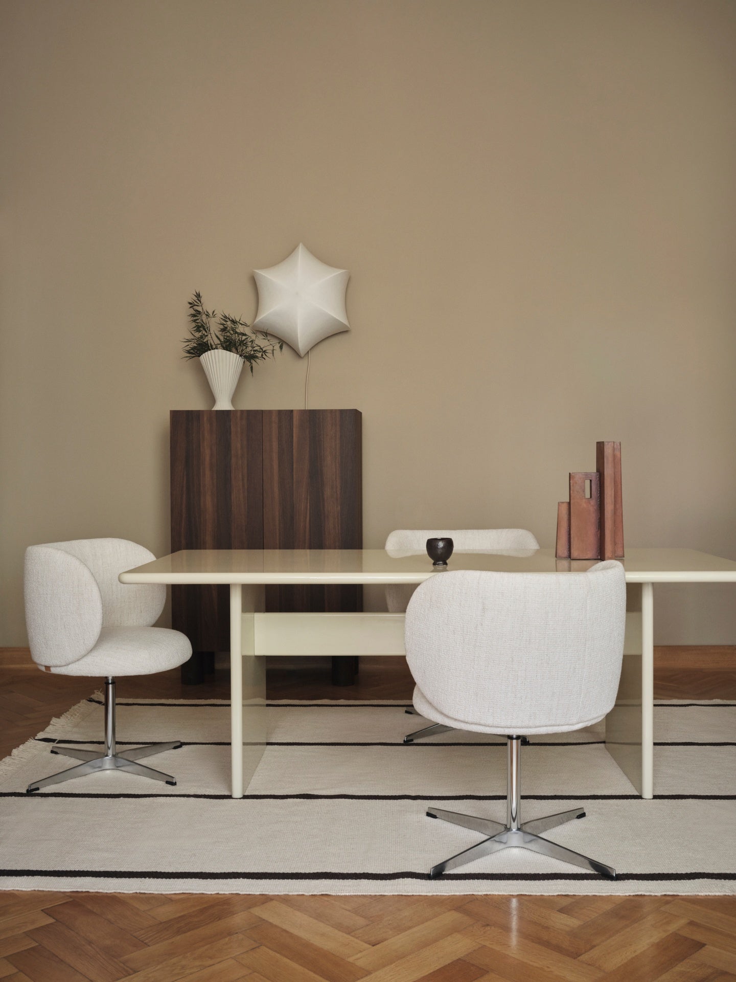 Rotary chair with Rico Bouclé armrests broken white