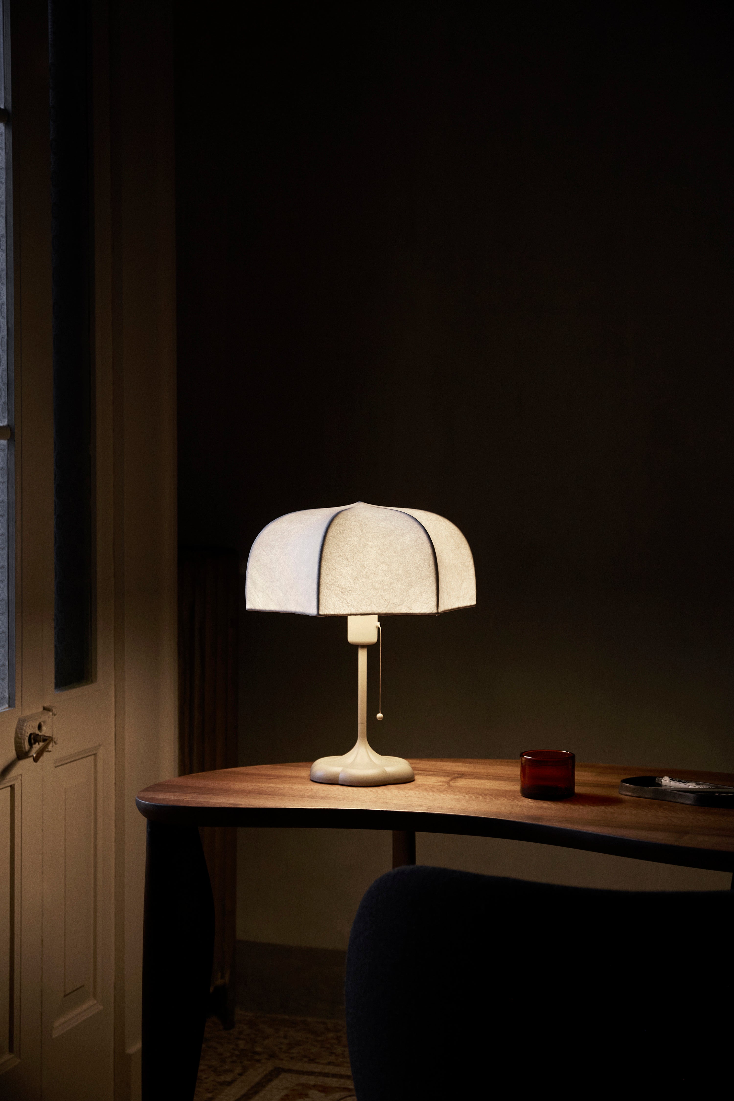 Stolní lampa POEM bílá s béžovým podstavcem