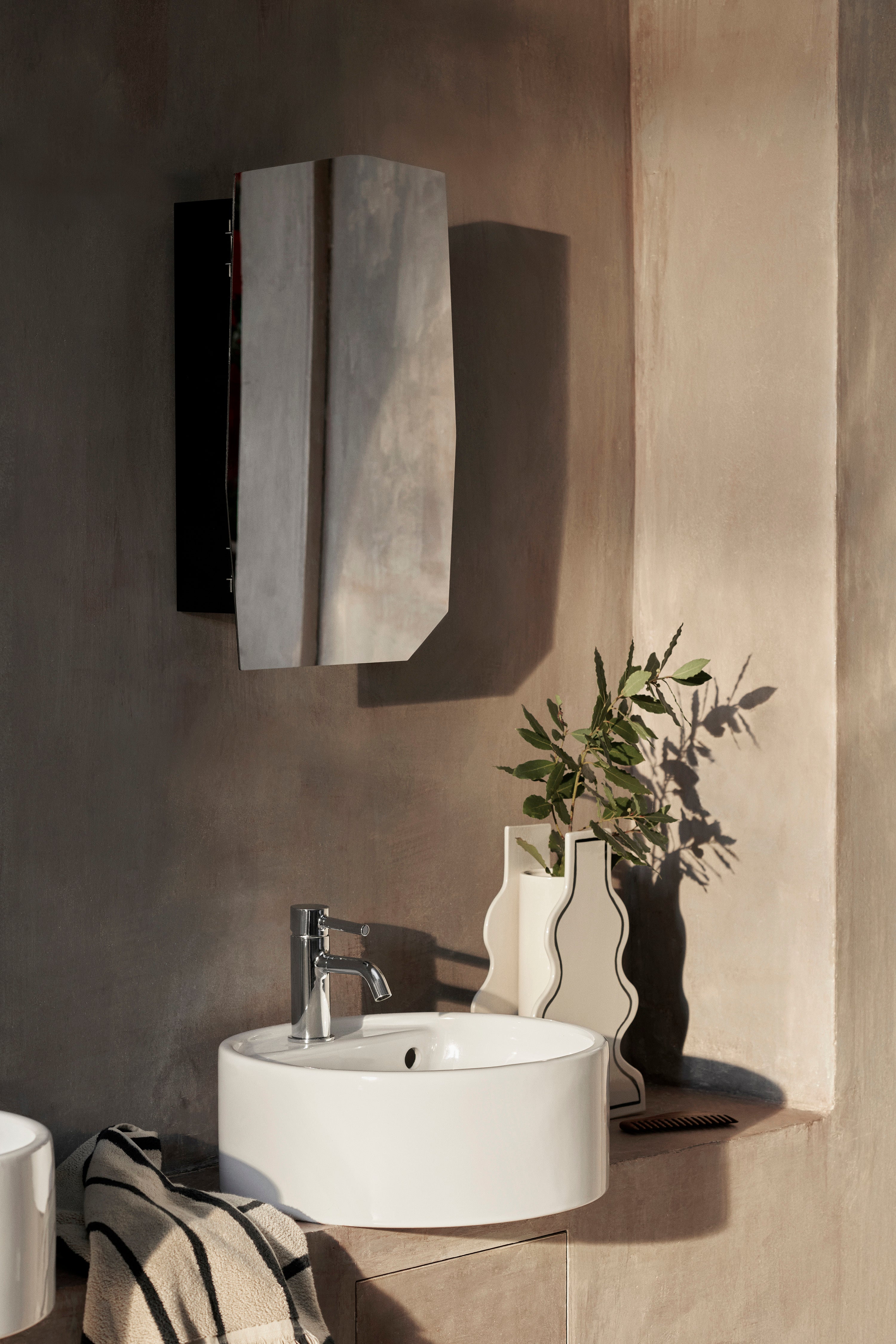 SHARD wall cabinet with mirror black