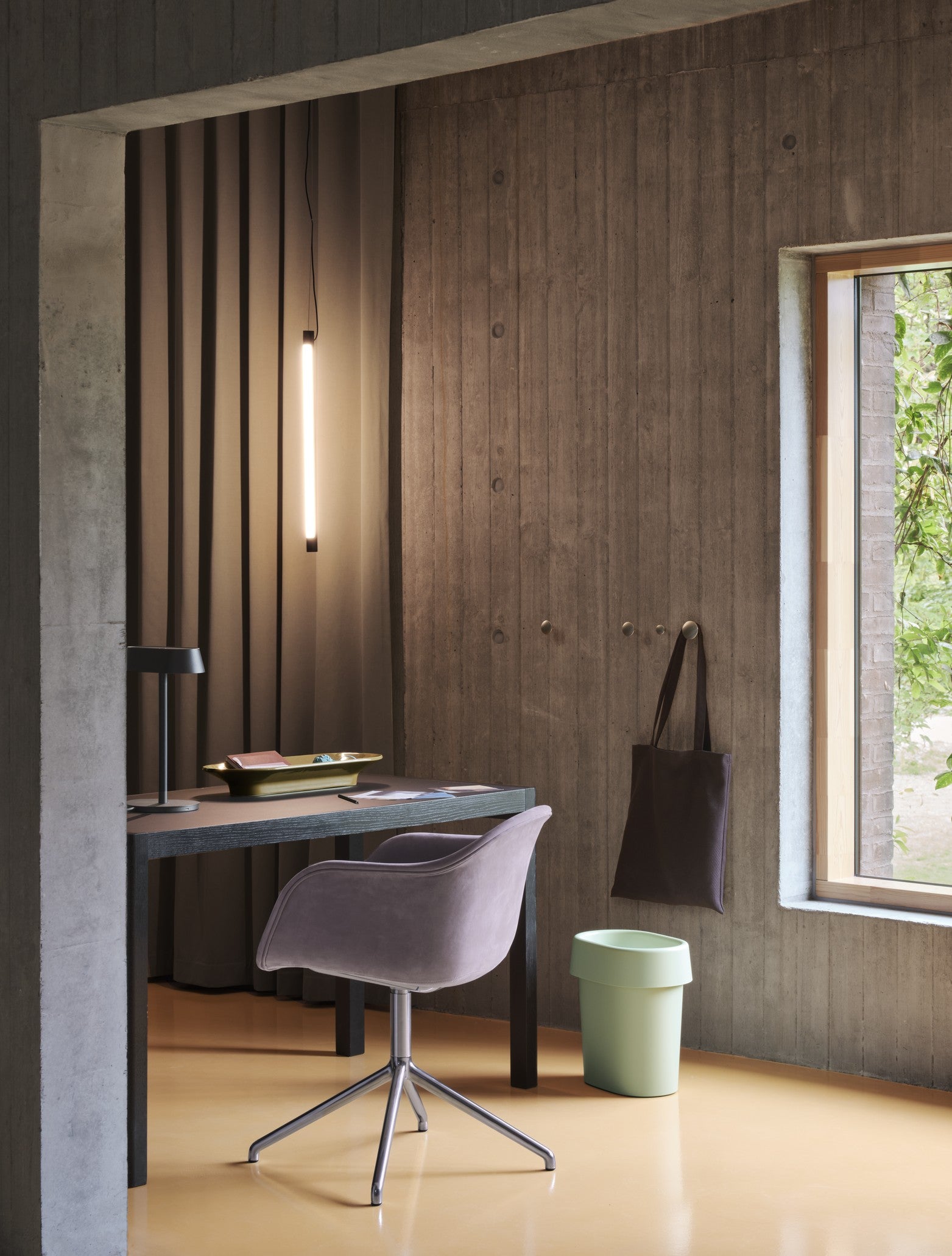 Stůl WORKSHOP černé linoleum s černou dubovou základnou