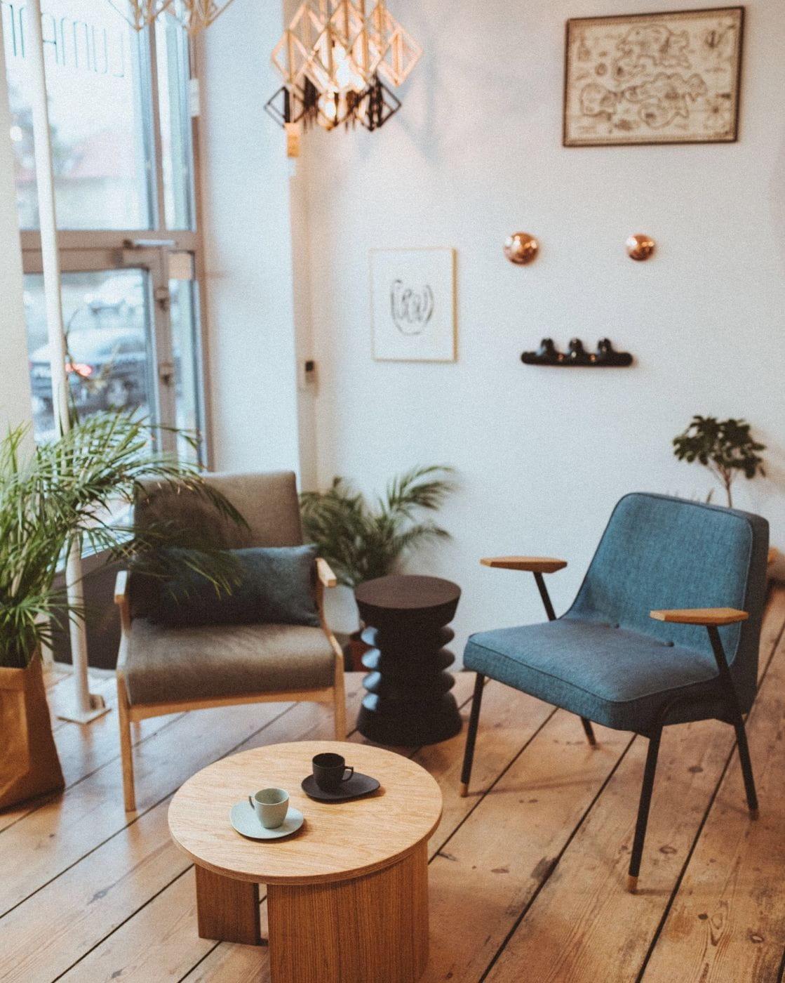 Fotel 366 METAL niebieski w tkaninie Velvet Indigo 366 concept Eye on Design