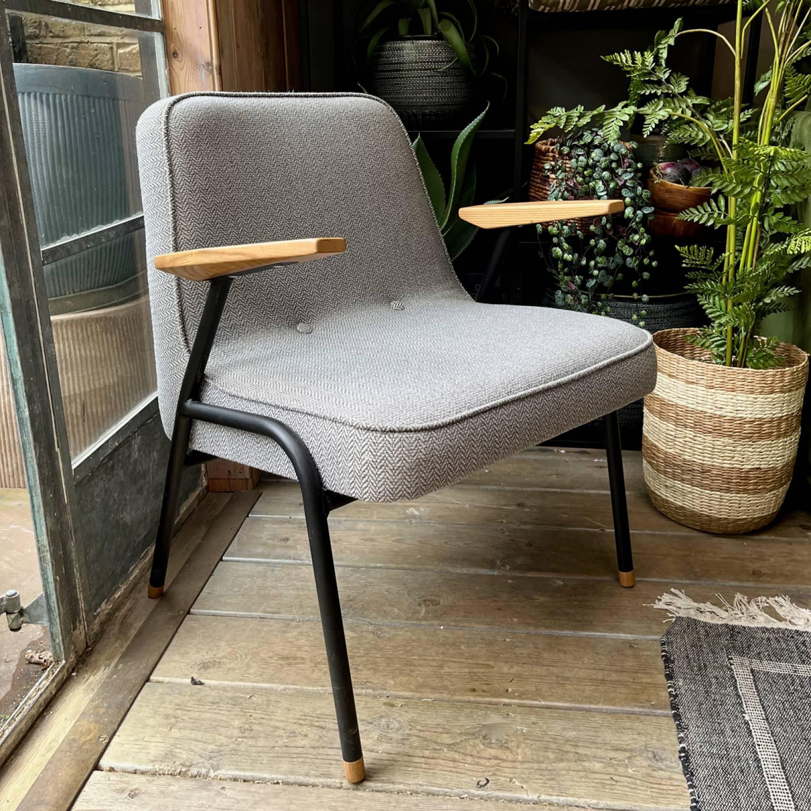 Fotel 366 METAL niebieski w tkaninie Velvet Indigo 366 concept Eye on Design