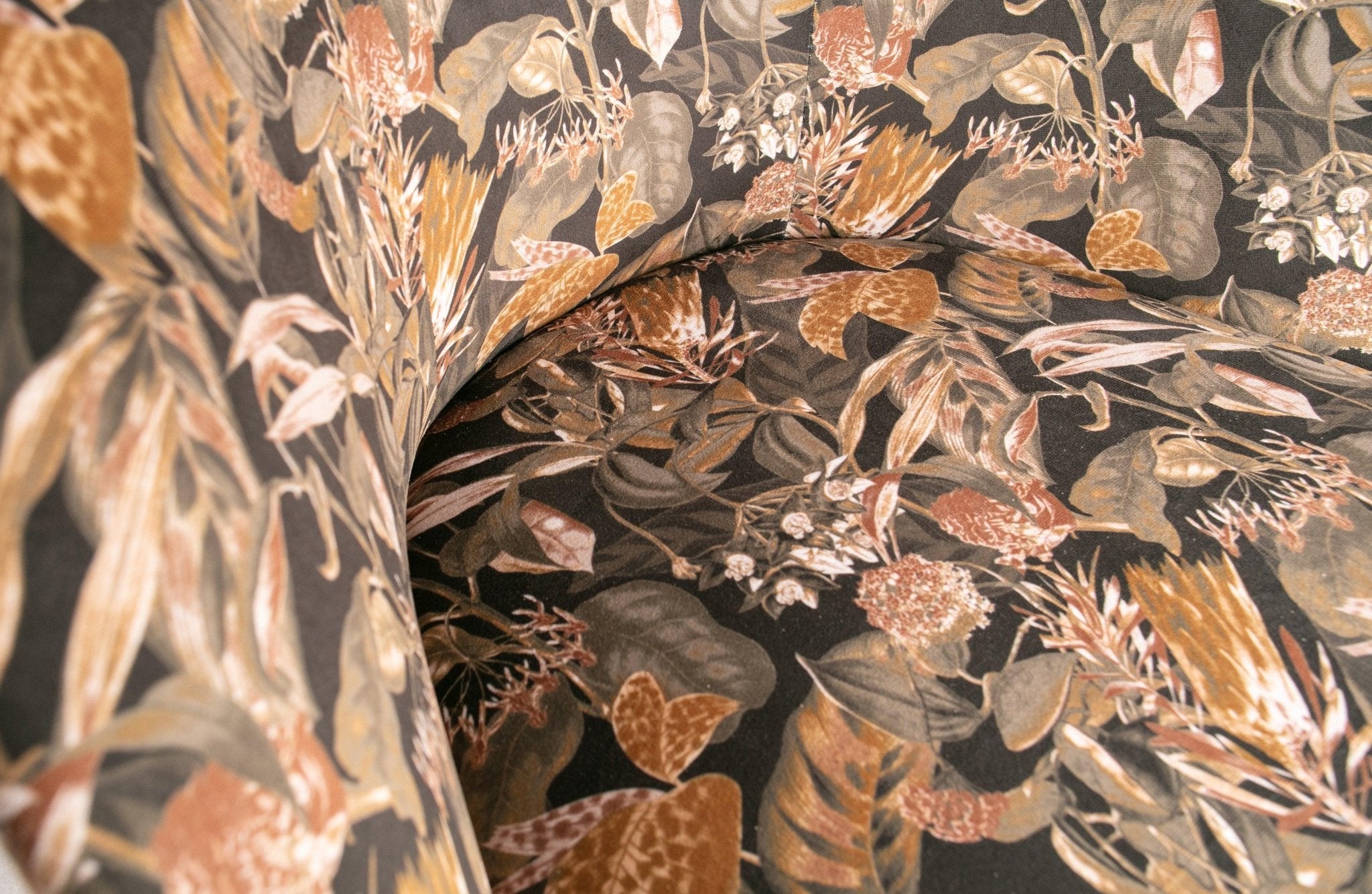 Fotel aksamitny VOGUE BOUQUET czarny Be Pure Eye on Design