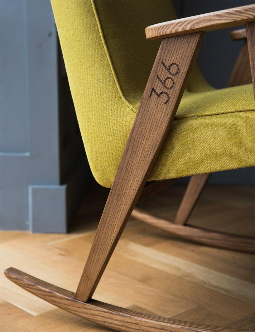 Fotel bujany 366 zielony w tkaninie Velvet Bottle Green 366 concept Eye on Design