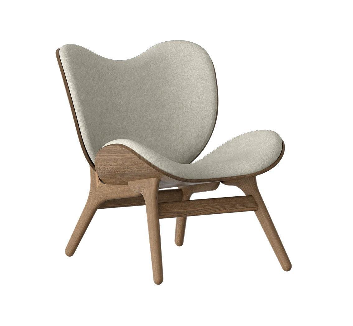 Fotel CONVERSATION PIECE beżowy z ciemno dębową podstawą UMAGE Eye on Design