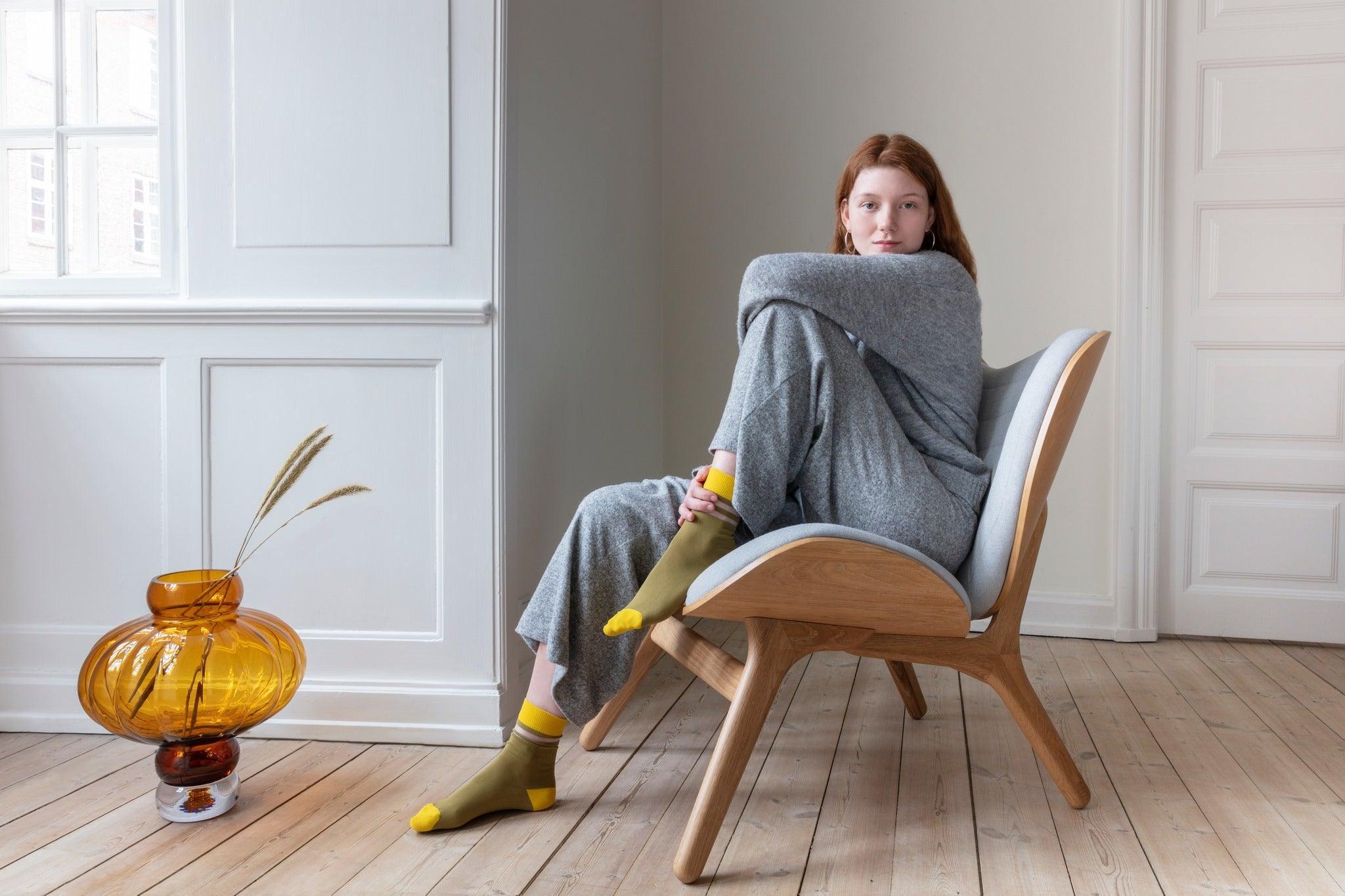 Fotel CONVERSATION PIECE karmelowy z dębową podstawą UMAGE Eye on Design