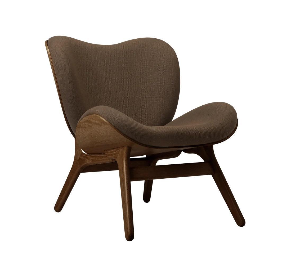 Fotel CONVERSATION PIECE kawowy z ciemno dębową podstawą UMAGE Eye on Design
