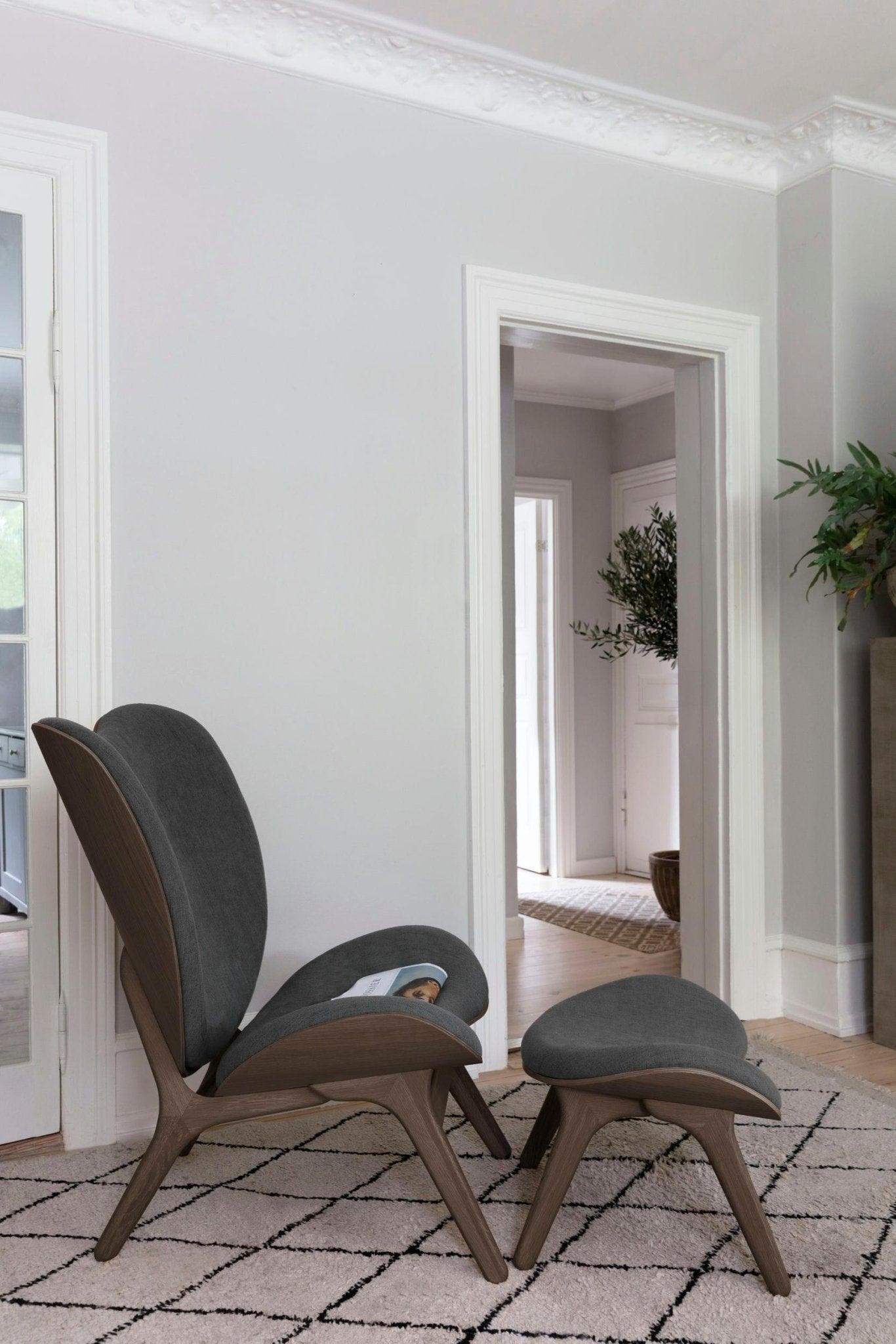 Fotel CONVERSATION PIECE TALL antracytowy z ciemno dębową podstawą UMAGE Eye on Design