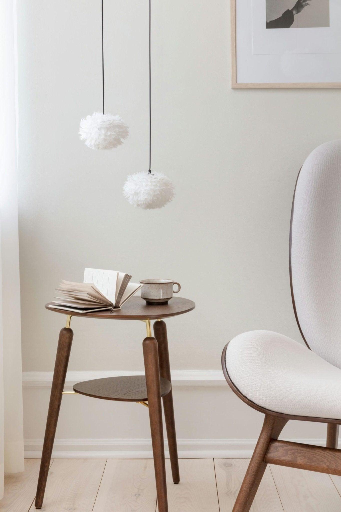 Fotel CONVERSATION PIECE TALL beżowy z ciemno dębową podstawą UMAGE Eye on Design